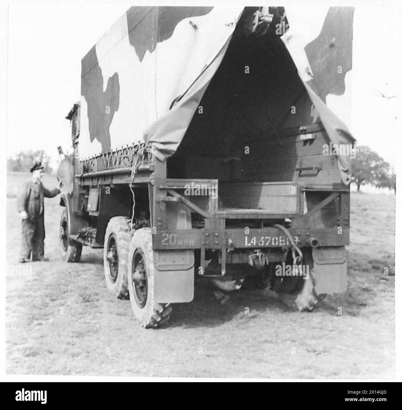 Ein 3-Tonnen-Lastwagen 6x4 wird von der britischen Armee für den Transport von Panzern und Militärfahrzeugen verwendet. Stockfoto