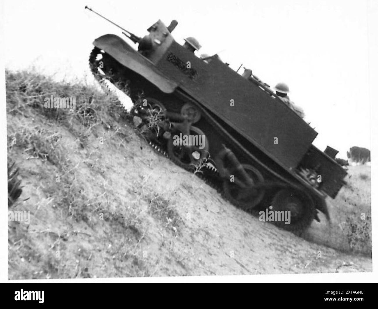 Ein Bren-Träger wird gezeigt, der im Rahmen der Operationen der britischen Armee eine steile Steigung in Zypern aushandelte. Stockfoto