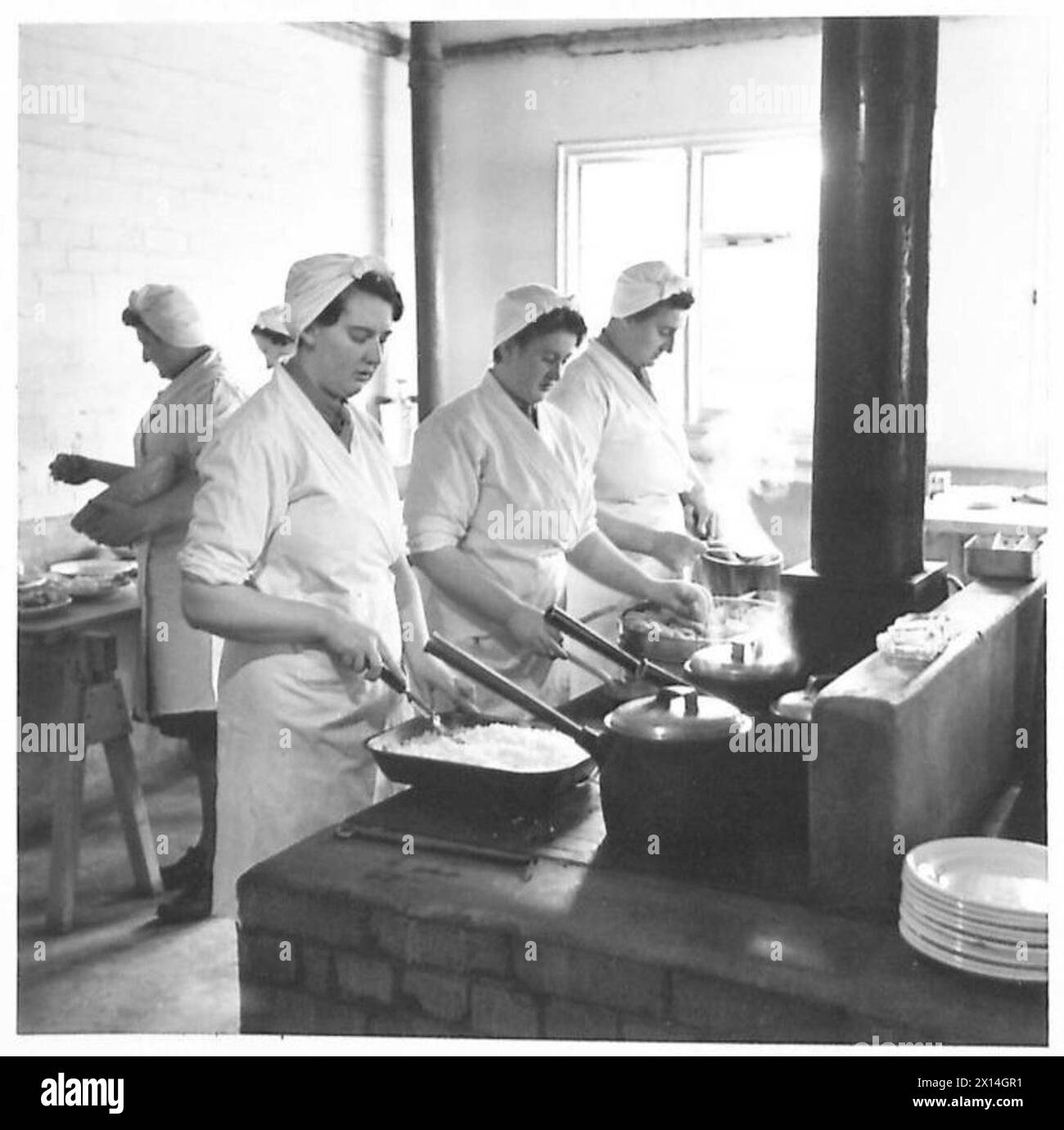 ATS SCHOOL OF COOKING - Hilfskräfte im Bereich, die Mahlzeiten der British Army vorbereiten Stockfoto