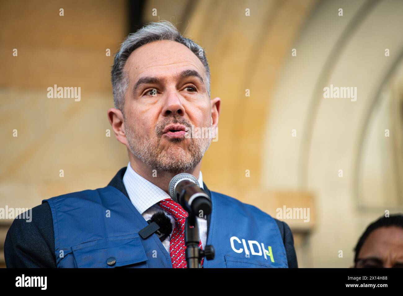 Bogota, Kolumbien. April 2024. Kommissar Jose Luis Caballero vom Interamerikanischen Gerichtshof für Menschenrechte (IACHR) nimmt an der Pressekonferenz vor dem Besuch in Loco in Bogota, Kolumbien, am 15. April 2024 Teil. Foto: Sebastian Barros/Long Visual Press Credit: Long Visual Press/Alamy Live News Stockfoto