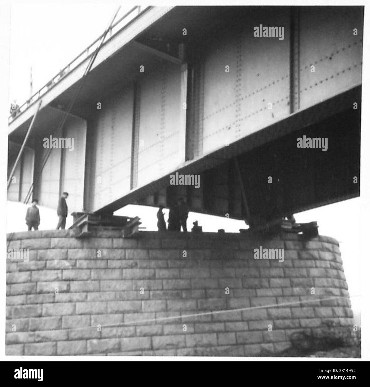 Deutsche Truppen reparieren beschädigte Brückenspannungen, wobei Arbeiten an der Stütze der Britischen Rheinarmee im Gange sind. Stockfoto