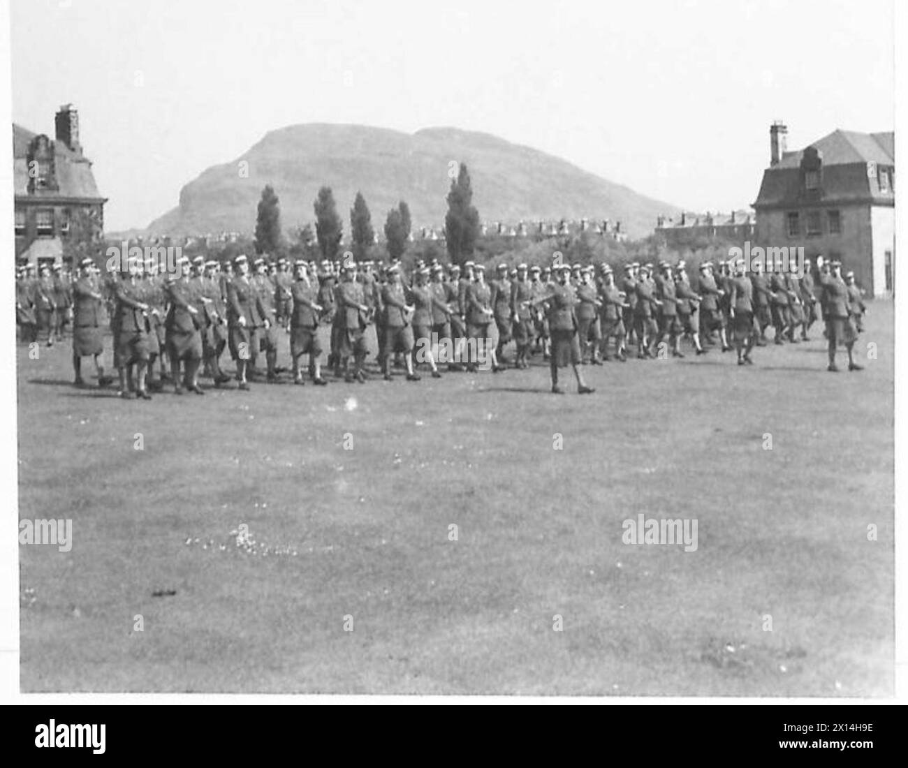 Kadetten einer ATS-Offizier-Kadetten-Trainingseinheit Proben eine Ausscheidungsparade und marschieren an der Basis der Britischen Armee vorbei. Stockfoto
