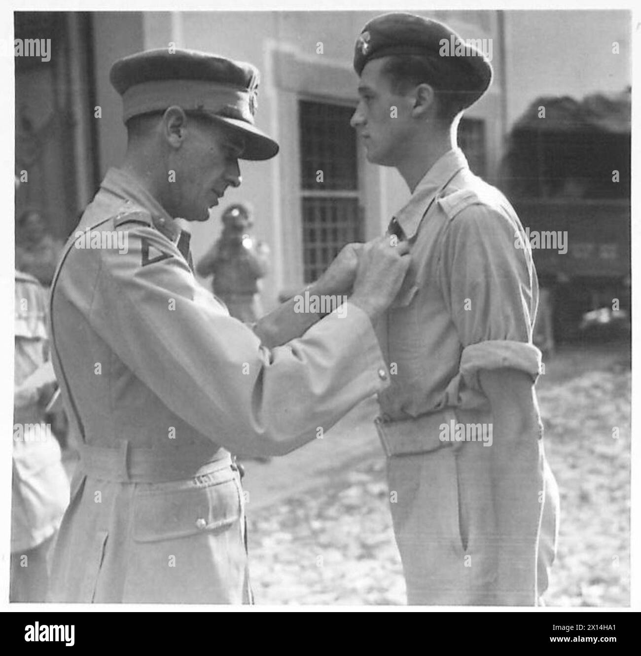 OFFIZIERE UND MÄNNER DER 24 WACHBRIGADE ERHALTEN AUSZEICHNUNGEN FÜR GALANTERIE - CPL. Charles Alfred Williams, 5. BTN. Grenadier Guards, von Holme Farm, West Byfleet, Surrey, erhielt das Band der M.M. für die Galanterie bei der Aufrechterhaltung der Linienkommunikation über ein offenes Feld in voller Sicht und unter schwerem Beschuss von den feindlichen Positionen in der Nähe des Dorfes Sarteano British Army Stockfoto