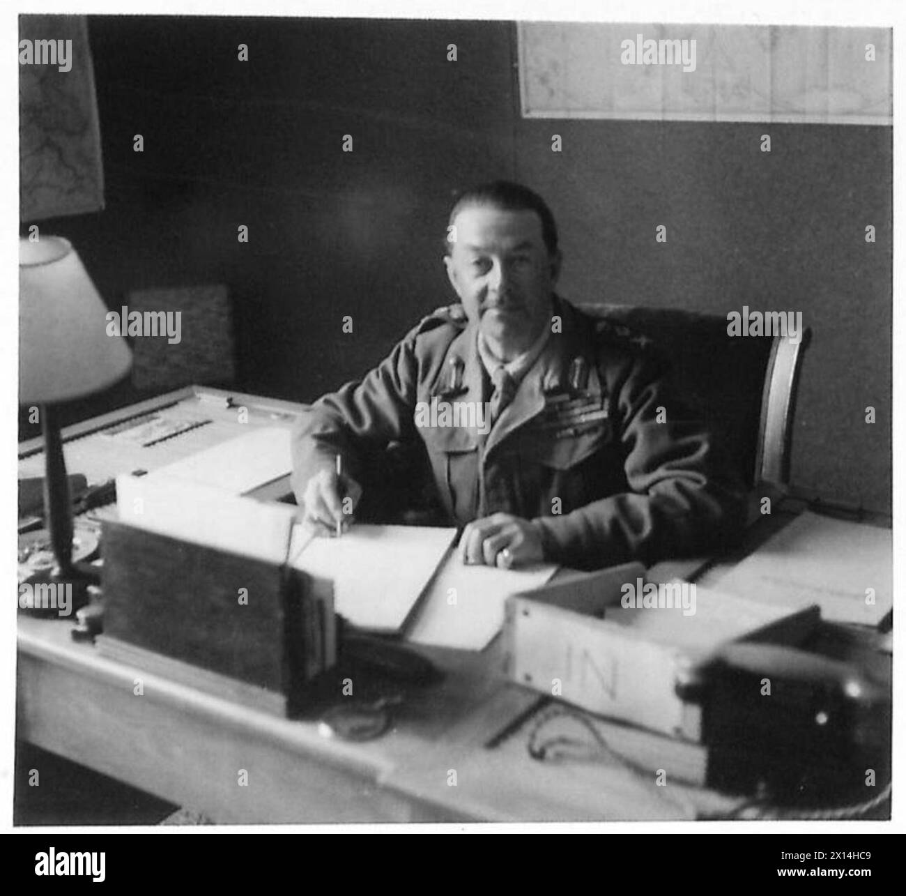 General Alexander sitzt an seinem Schreibtisch im Hauptquartier in Italien und überwacht die Operationen der britischen Armee während des italienischen Feldzugs. Stockfoto