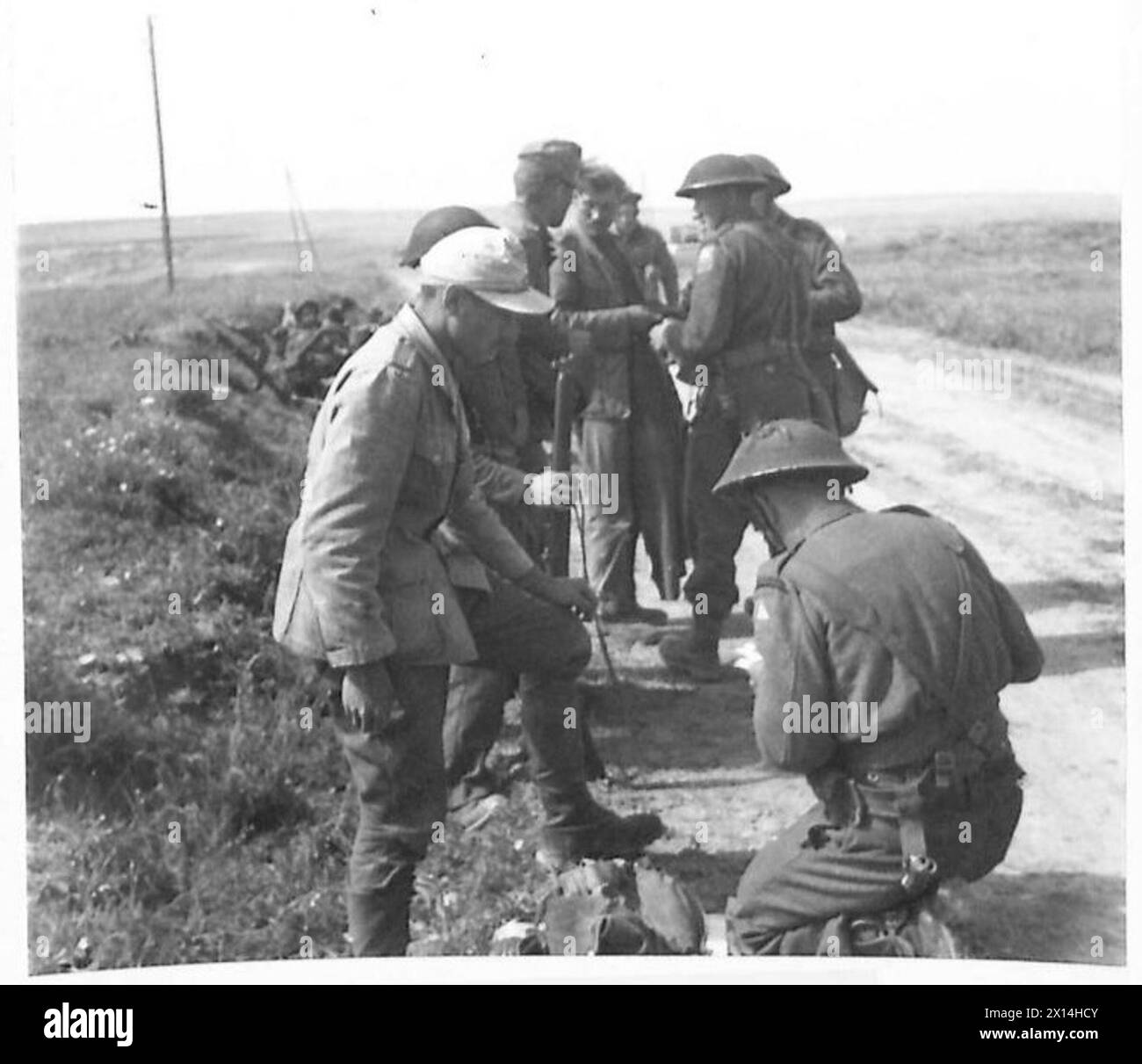 Deutsche Gefangene werden von der Ersten Armee östlich von Crich El Oued zu einem vorläufigen Verhör festgehalten. Stockfoto
