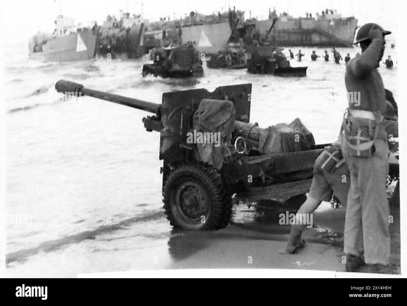 DIE KAMPAGNE IN SIZILIEN 1943 - Szenen an den Stränden, in denen Truppen, Waffen, Panzer und Transportmittel an Land getrieben werden, um direkt in Aktion zu treten Stockfoto