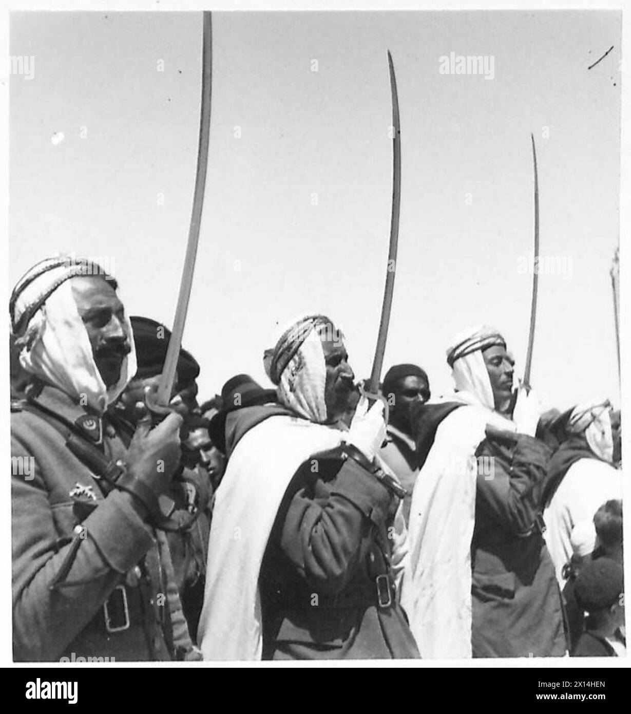 General Montgomery wird bei seiner Ankunft in Sfax von einheimischen Truppen begrüßt, nachdem er von der Achten Armee eingenommen wurde. Stockfoto