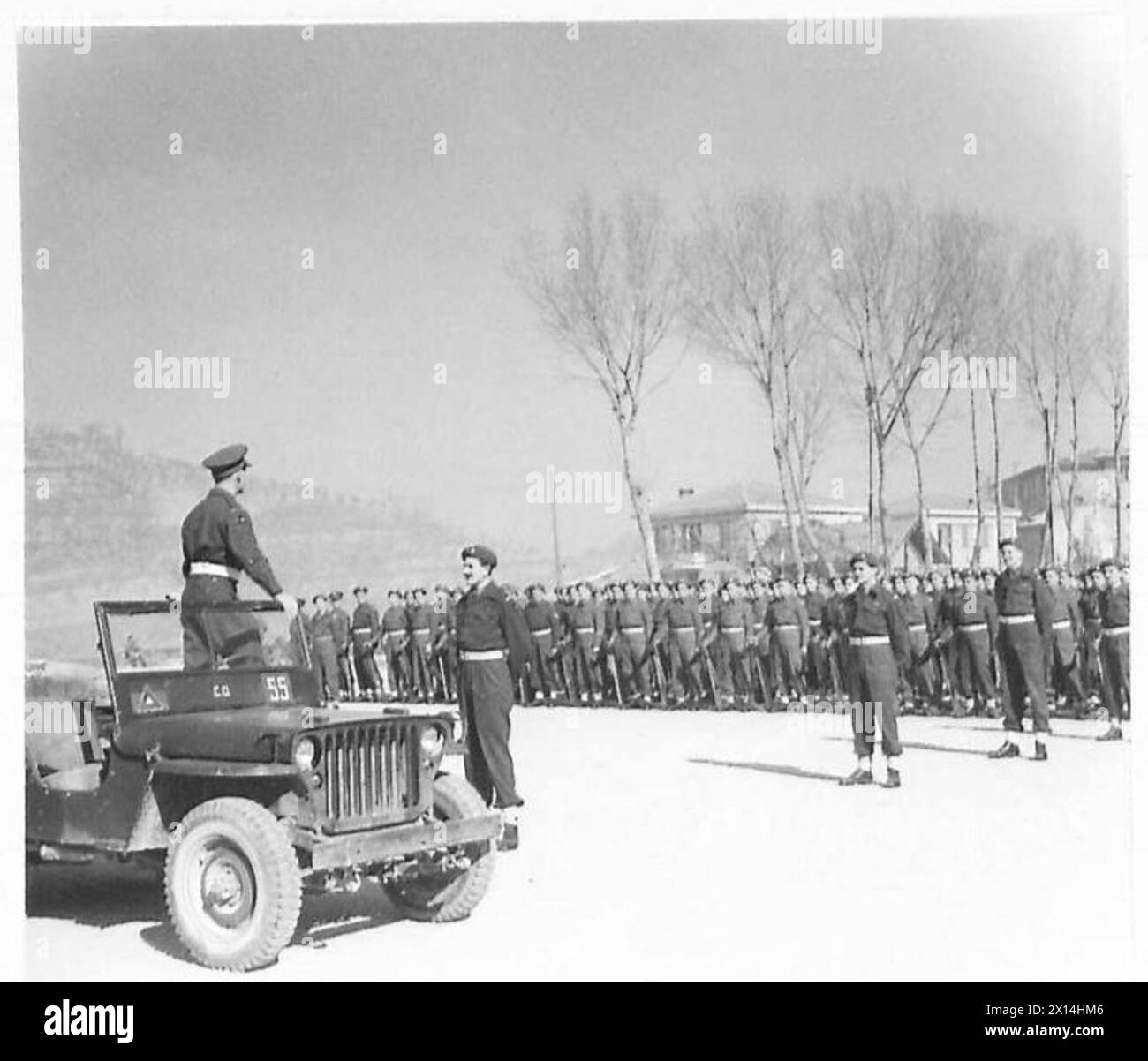 GRENADIERWACHE AUF PARADE – Brigadier Erskine, der in seinem Jeep steht, richtet eine Abschiedsbotschaft an das britische Bataillon Stockfoto