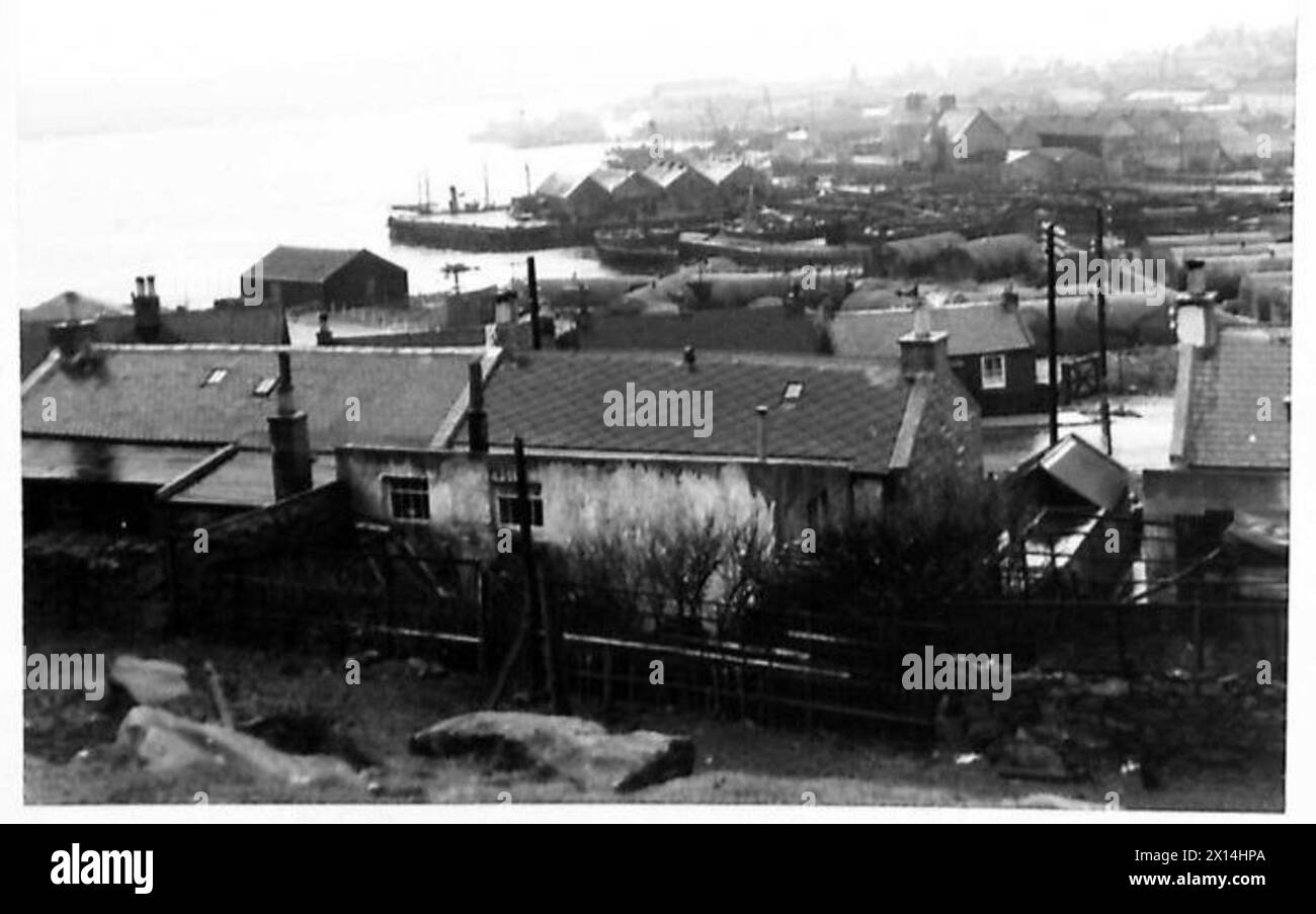 Ein malerischer Blick auf den Leriwke Harbour in den Shetlands, mit Blick auf die Küste, das Wasser und das umliegende Gelände. Stockfoto
