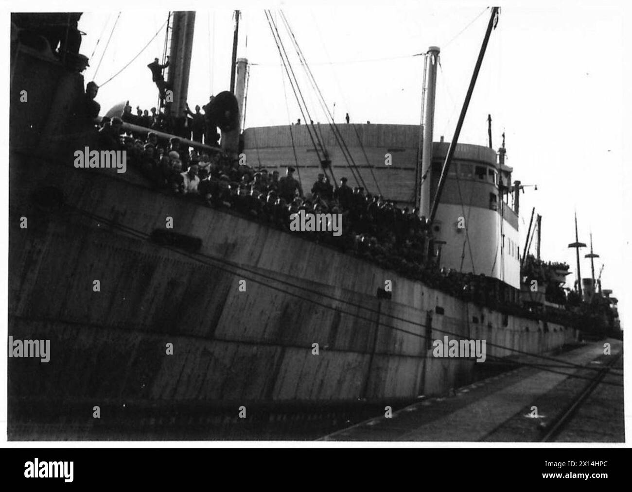 Ein deutsches Gefangenenschiff mit 1.871 Russen wird während der Besetzung Bremerhavens durch die britische Armee, 21. Armeegruppe, angedockt. Stockfoto