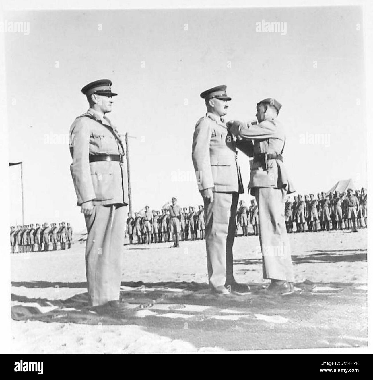 General Józef Zając, Kommandeur der polnischen Armee im Nahen Osten, überreicht die Virtuti-Militari-Medaille an General Neil Methuen Ritchie von der 8. Armee, mit General Claude Auchinleck, ebenfalls dekoriert, ca. Kairo, Ägypten, 1942–1943. Stockfoto