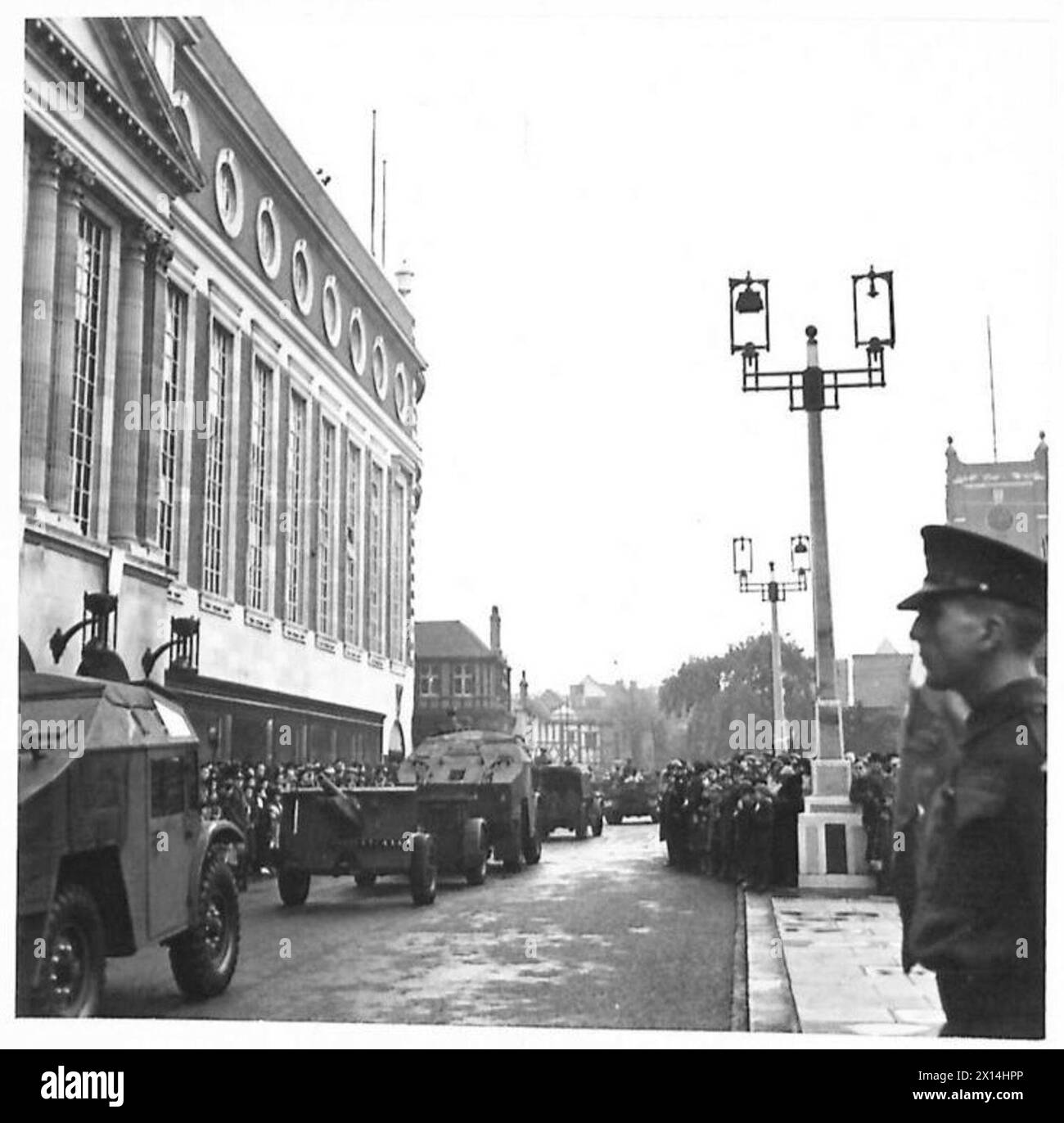 ATS-Rekruten nehmen an einer marschvergangenheit mit Geschützen in Kingston-on-Thames unter Aufsicht der britischen Armee teil. Stockfoto