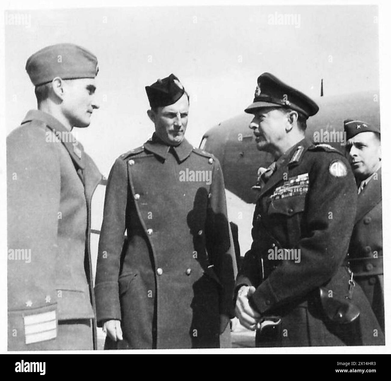 FELDMARSCHALL ALEXANDER IN BELGRAD - Feldmarschall Alexander spricht mit General Iojovanovic British Army Stockfoto