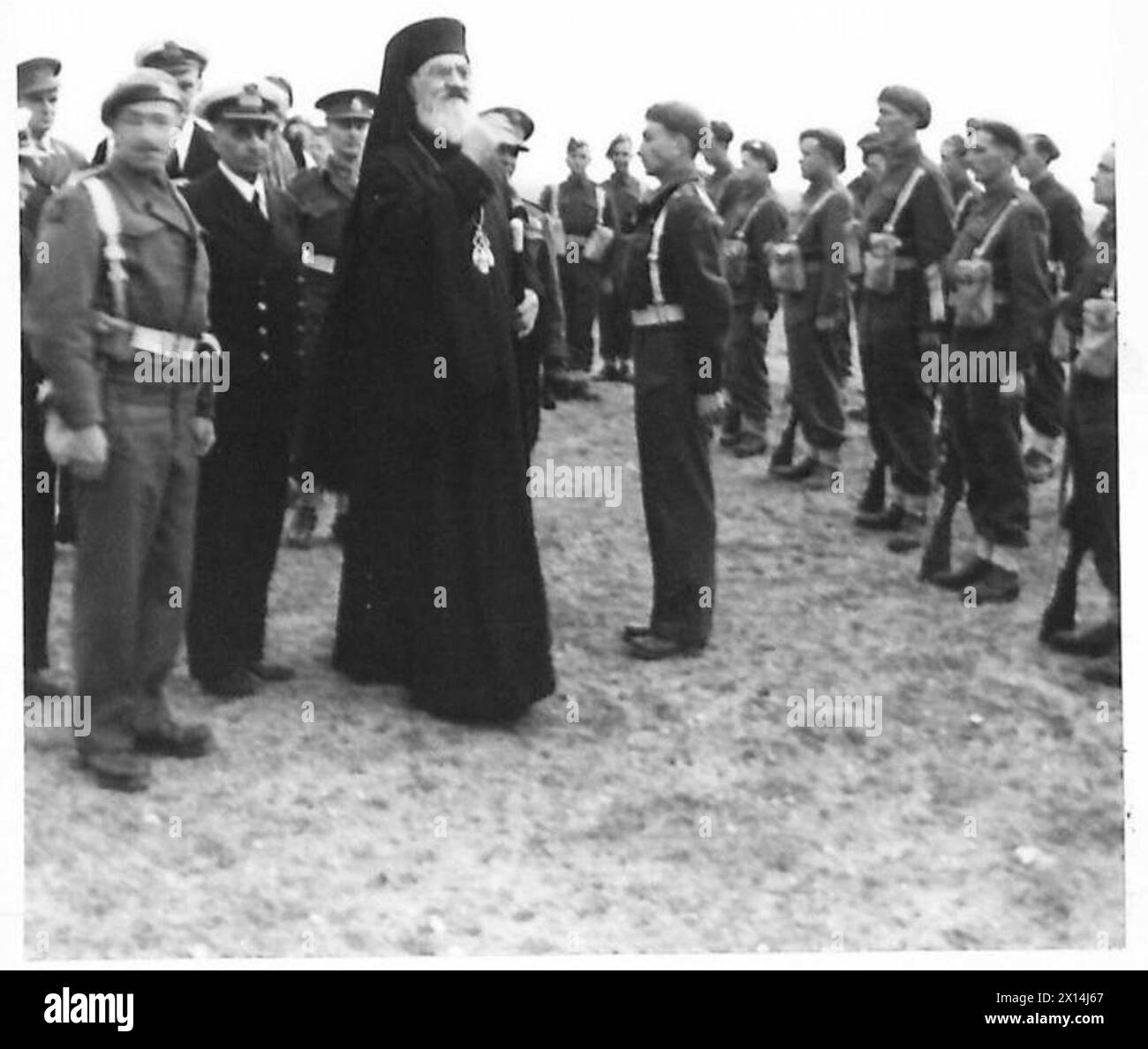 GRIECHENLAND: ARCHIBISHOP DAMASKINOS IN SALONIKA - Erzbischof Damaskinos inspiziert Offiziere und Männer des 1. Royal Sussex Regiments, bevor sie sich aufhalten, um sicherzustellen, dass die Bedingungen des friedensvertrages eingehalten werden Stockfoto