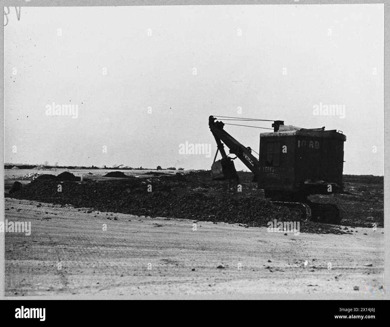 Ruston Bucyrus Model 10 R.B.-Ausrüstung gräbt Entwässerungsgräben entlang einer Landebahn während des Flugplatzes im Jahr 1943. Stockfoto