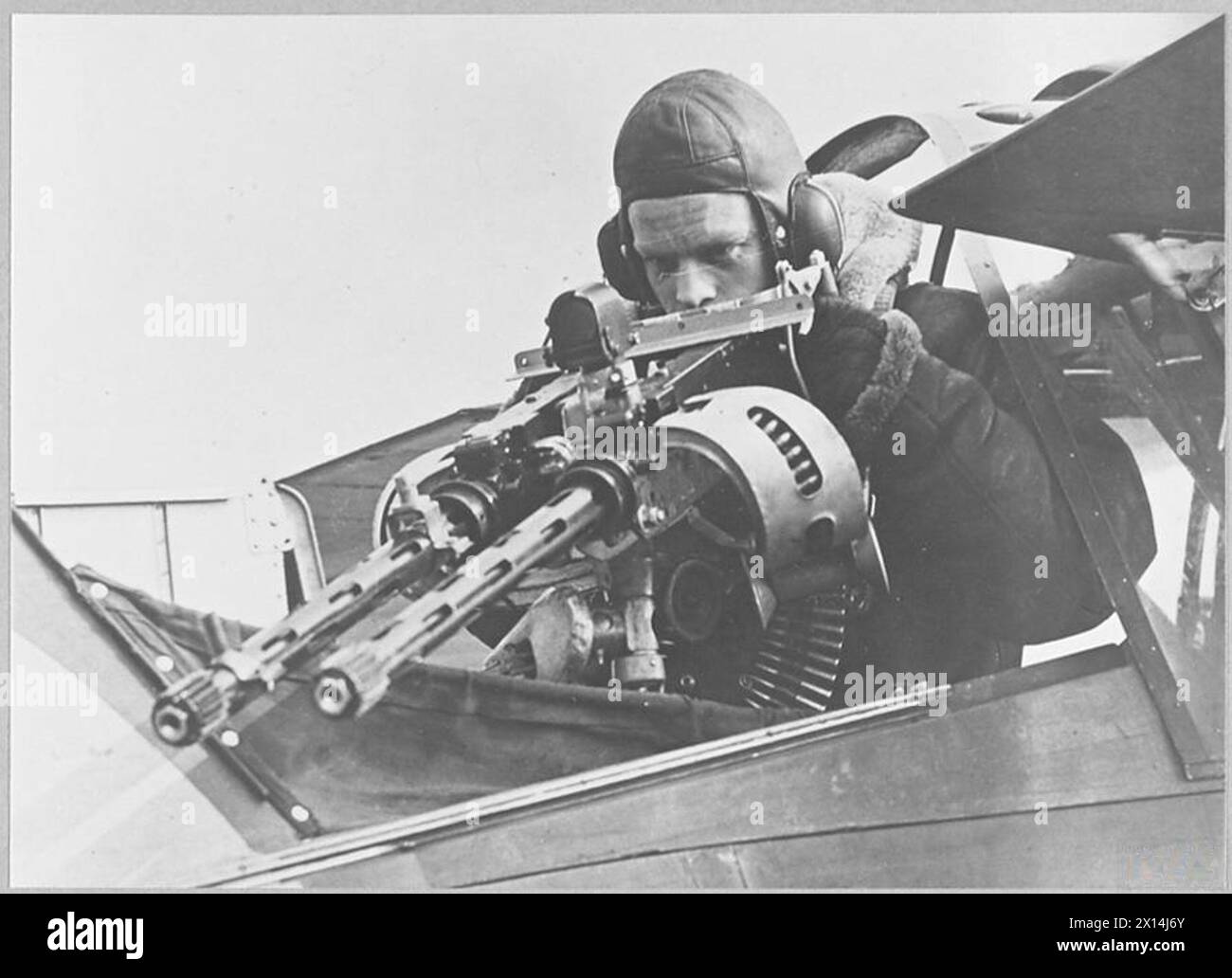 Ein Beobachter der Royal Air Force an Bord eines Lysander-Flugzeugs nutzt zwei Browning-Maschinengewehre, um ein angreifendes feindliches Flugzeug während Aufklärungsoperationen anzugreifen. Stockfoto