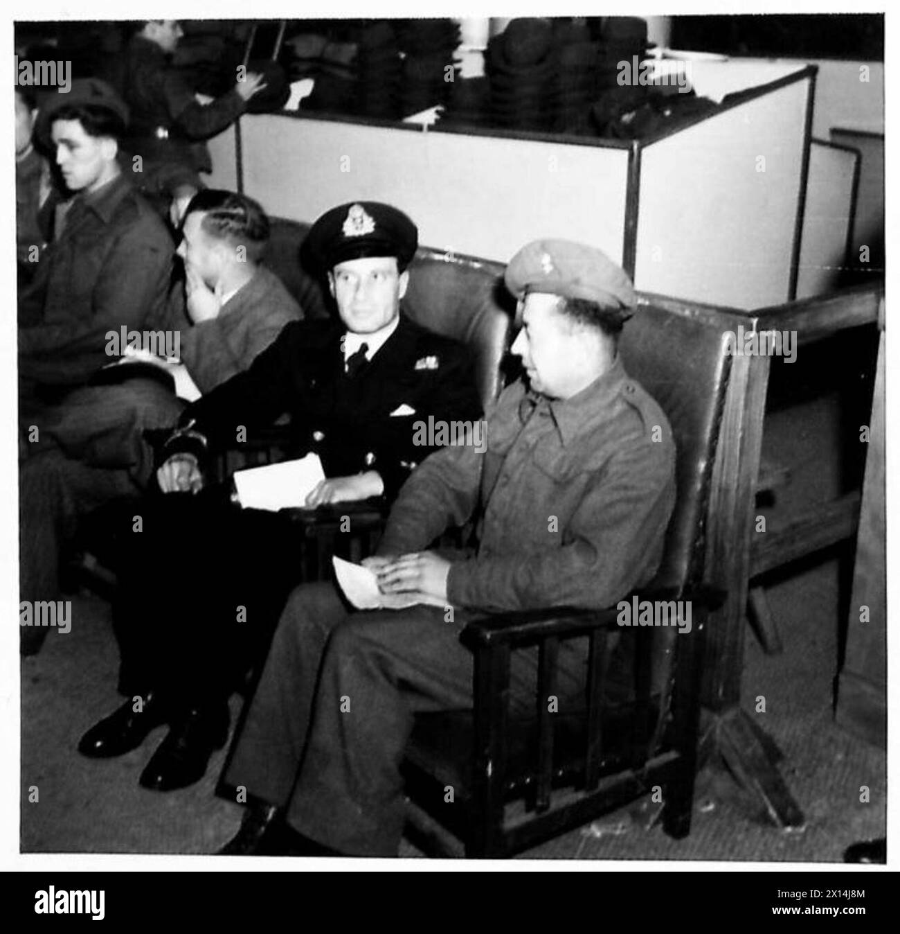 Fotos zeigen Lieutenant C.E. Morris, R.N.V.R., und die private de La Rue, die nach dem Dienst demobilisiert wurden. Die Bilder zeigen den Demobilisierungsprozess für Personal der britischen Armee und Navy. Stockfoto