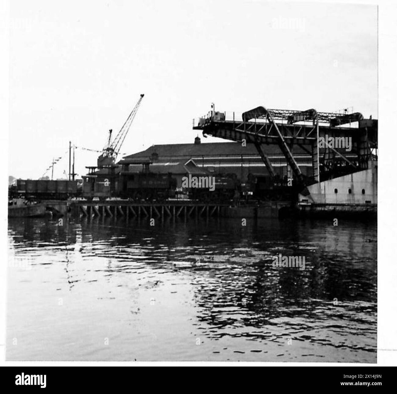 Weite Ansicht der Motoren, die über eine permanente Rampe auf eine Zugfähre geladen werden Stockfoto