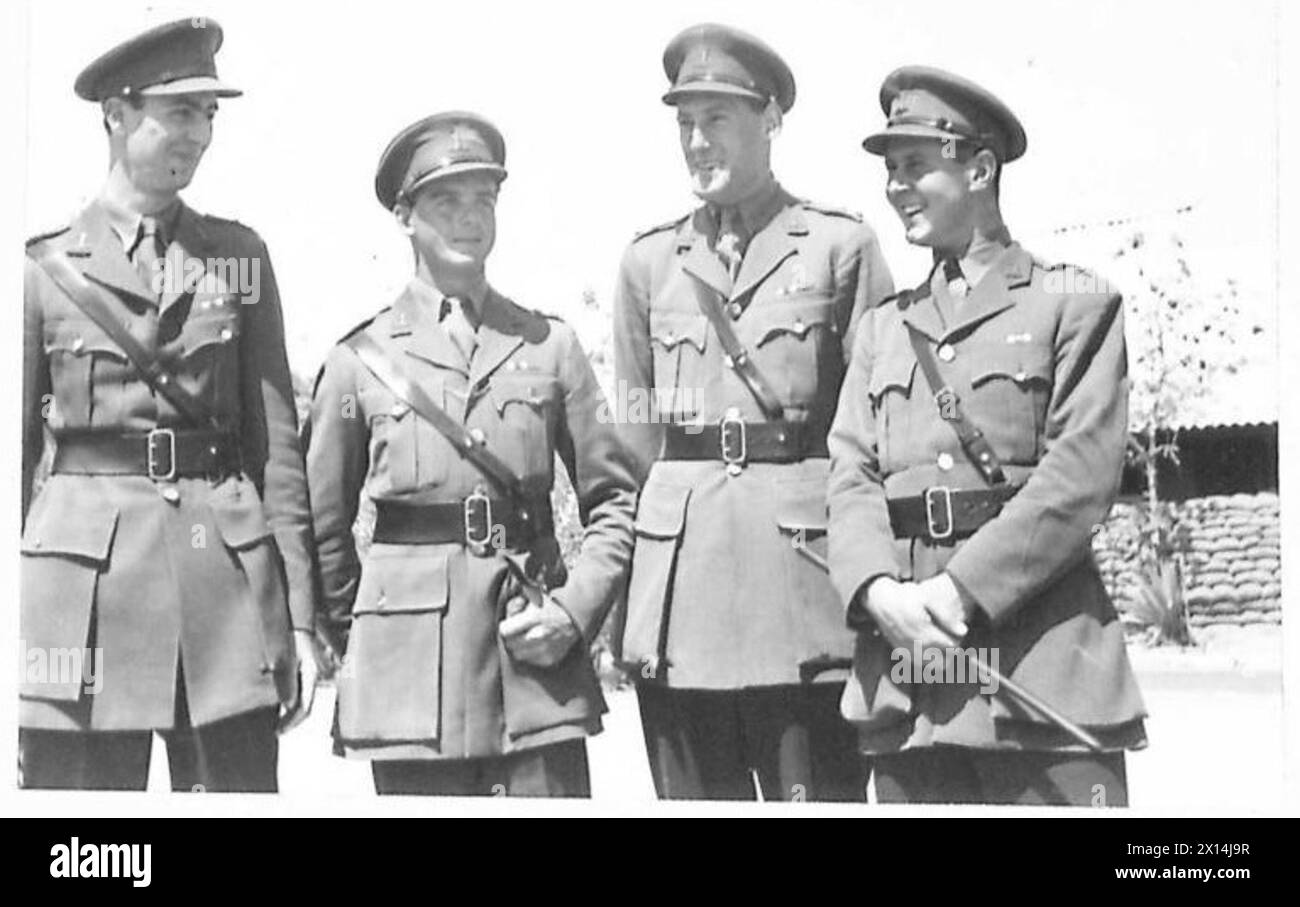 DIE BRITISCHE ARMEE IN NORDAFRIKA UND IM NAHEN OSTEN 1940-1947 - Eine Gruppe von vier Offizieren, die Auszeichnungen erhalten haben. Sie sind, von links nach rechts, Captain David Lloyd, M.C., Gloucestershire; Lieut. Vyvyan Gape, M.C., Cambridgeshire Lieut. Anthony Crankshaw, M.C., Yorkshire 2. Lieut. Alex Halliday, M.C. und Bar, Devon British Army Stockfoto
