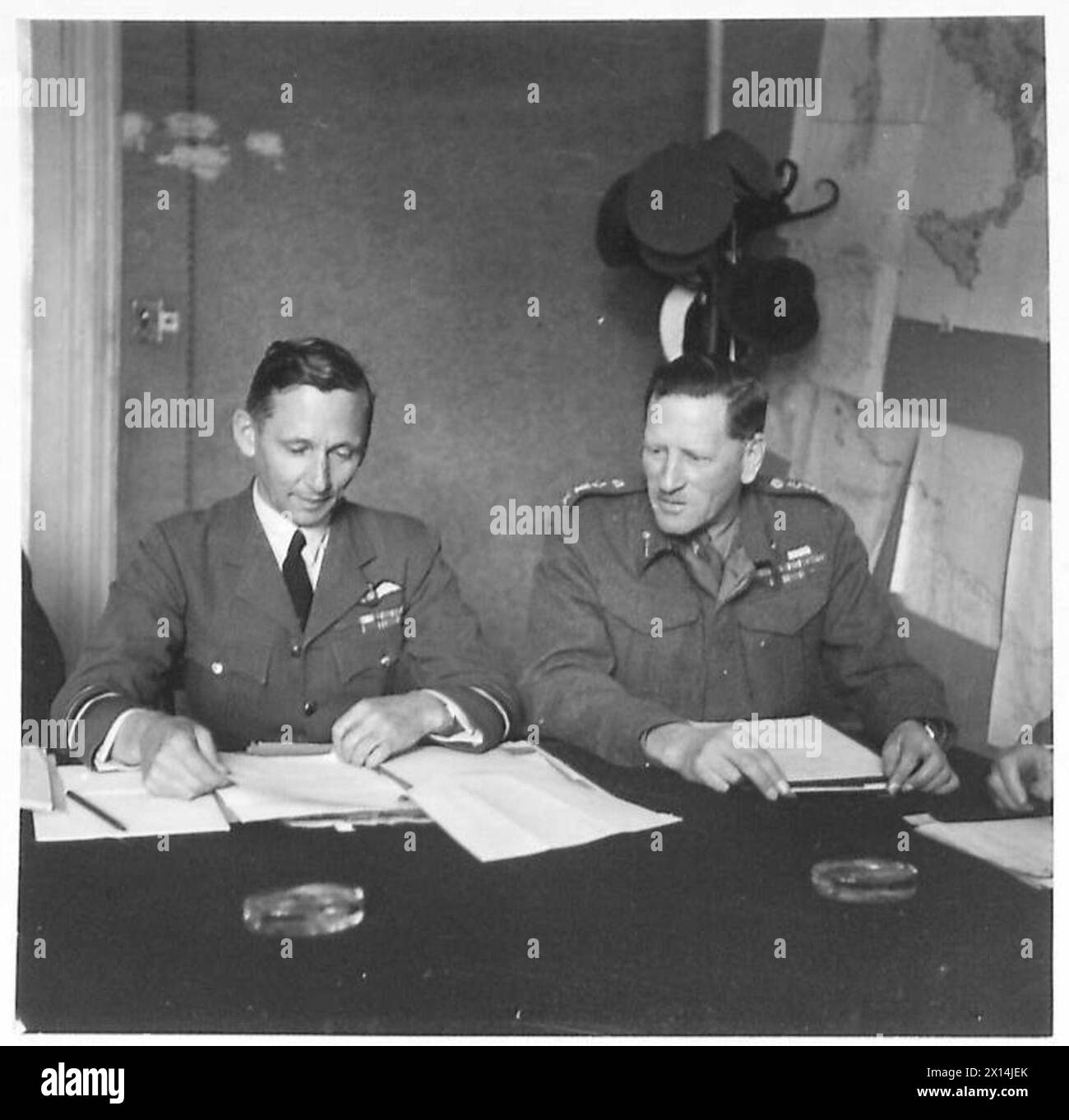 General Auchinleck und Air Marshal Tedder nehmen an einem Treffen des Nahost-Kriegsrates teil, um militärische Operationen zu besprechen. Stockfoto