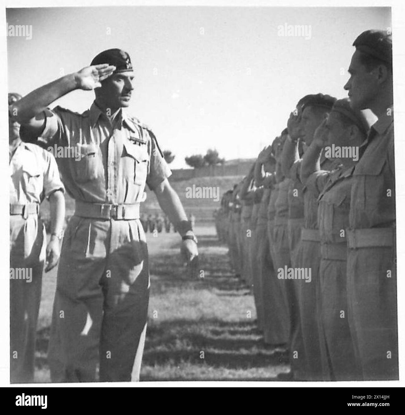 DIE POLNISCHE ARMEE IM ITALIENISCHEN FELDZUG 1943-1945 – General Władysław anders, Befehlshaber des 2. Polnischen Korps, begrüßte bei der Ankunft auf dem Campo Sporta in Ancona am 8. August 1944. Er stellte seinen Offizieren und Männern eine Reihe von Virtuti Militari-Befehlen für Tapferkeit in den Kämpfen von Cassino und Ancona vor.General Zygmunt Bohusz-Szyszko, sein Stellvertreter, geht hinter ihm zurück polnische Armee, polnische Streitkräfte im Westen, polnische Korps, II, anders, Władysław, Bohusz-Szyszko, Zygmunt Piotr Stockfoto