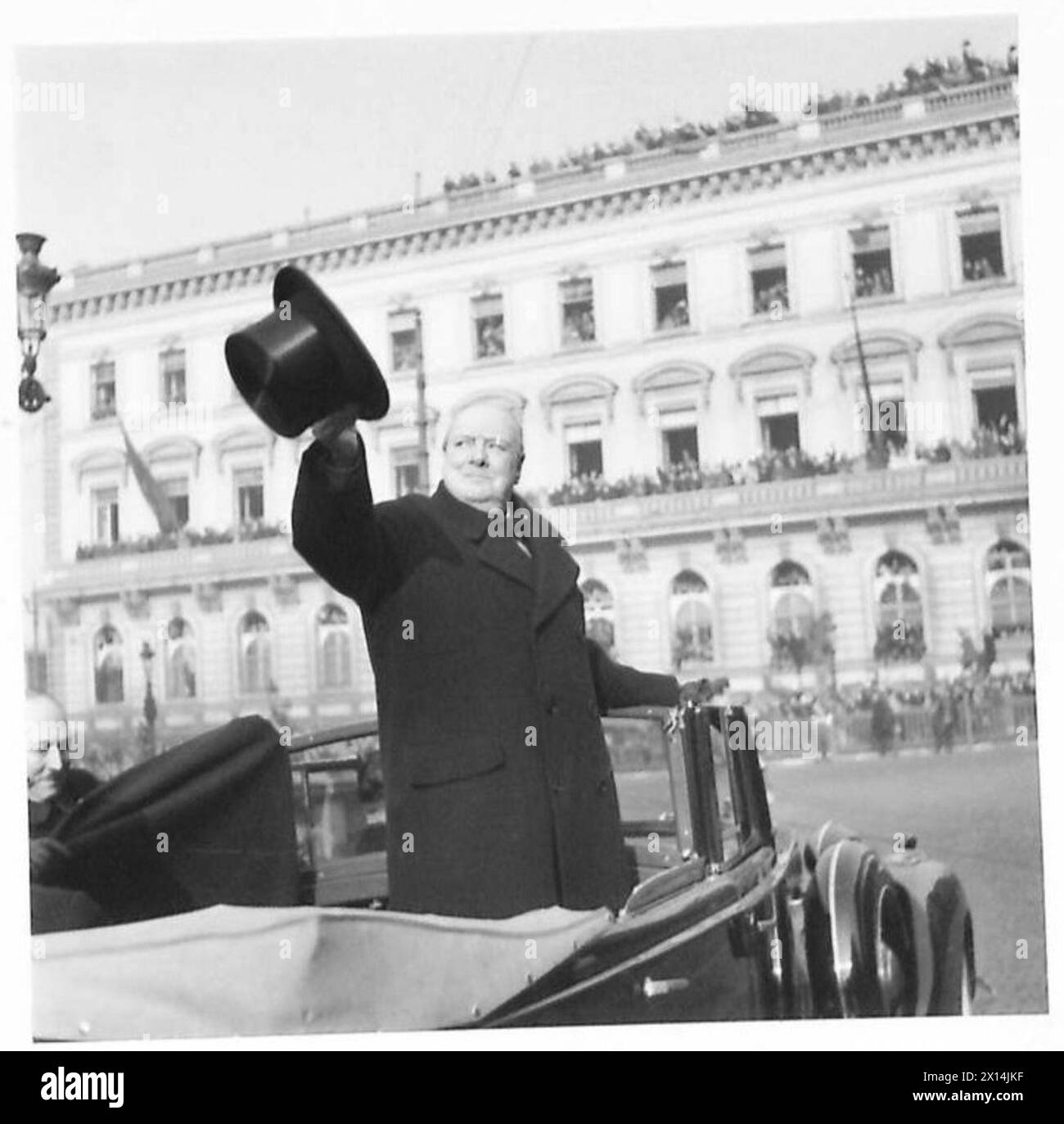 HERR WINSTON CHURCHILL BESUCHT BRÜSSEL UND EHRT DAS GRAB DES