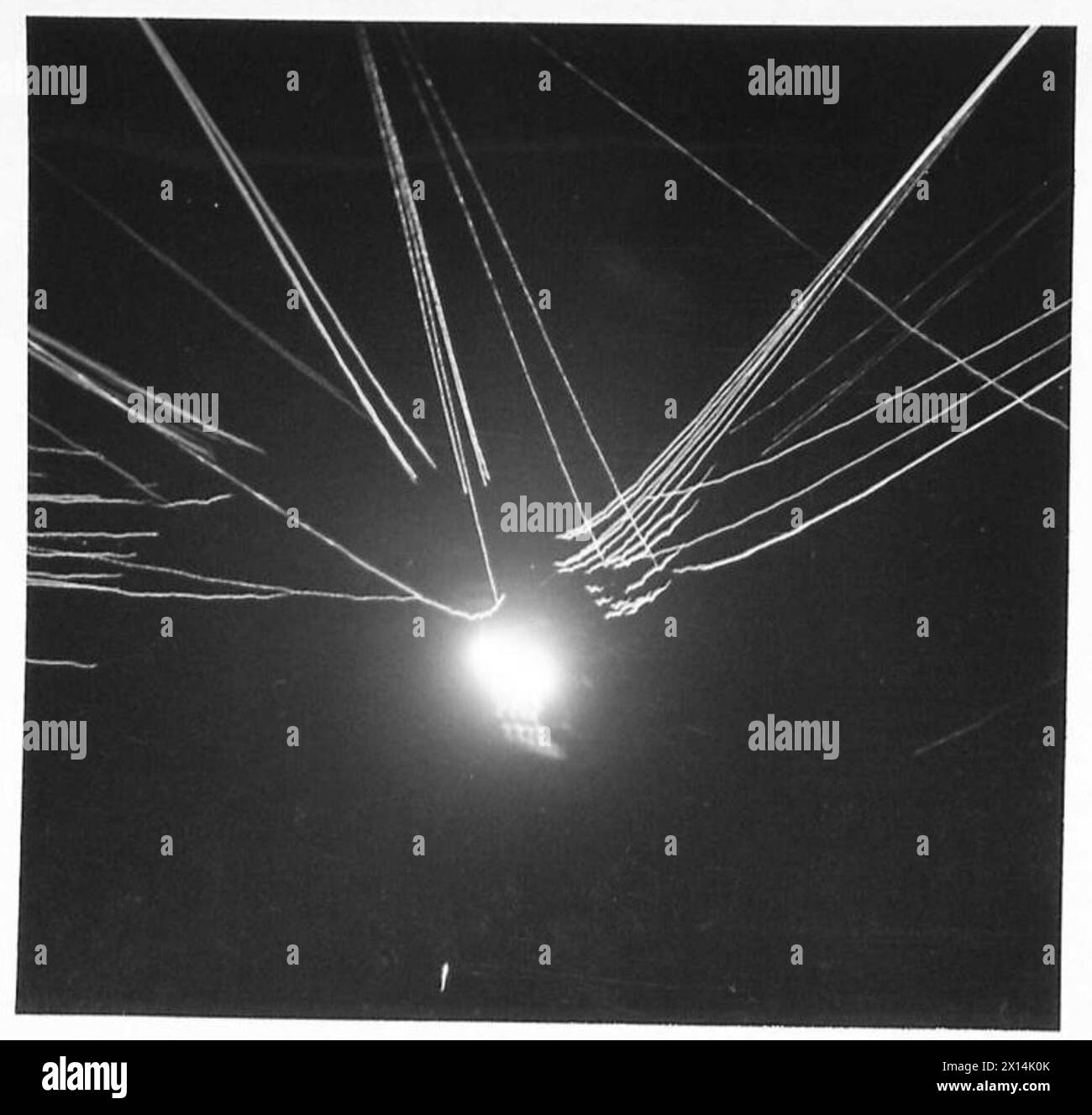 DIE ALLIIERTE BESETZUNG FRANZÖSISCH-NORDAFRIKAS, 1942-1945 – Ein heftiges Flugabwehrfeuer während des feindlichen Luftangriffs auf dem Maison Blanche Flugplatz in der Nähe von Algier, 21. November 1942 Royal Air Force Stockfoto