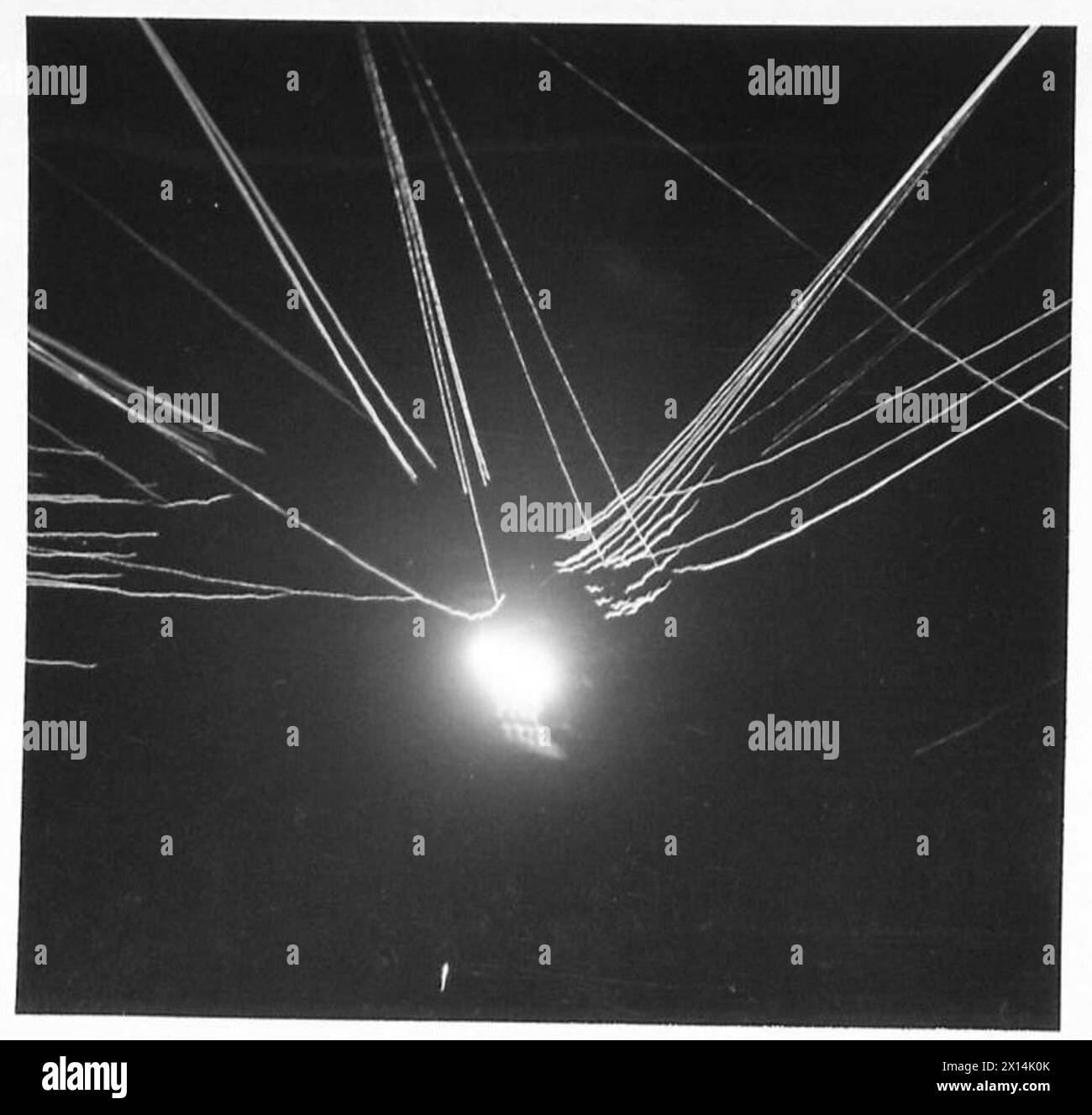 Während eines Luftangriffs auf den Maison Blanche Flugplatz in der Nähe von Algier, das von den Alliierten besetzt wurde, am 21. November 1942 wurden Flugabwehrabwehrfeuer und Tracerfeuer von alliierten Streitkräften eingesetzt. Stockfoto