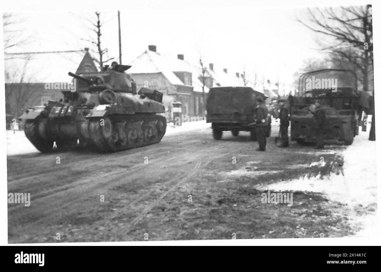 Sherman-Panzer und -Fahrzeuge der 1. Polnischen Panzerdivision rücken während der Nordwesteuropa-Kampagne von 1944 bis 45 über eisbedeckte Straßen in 's-Hertogenbosch, Holland, vor. Stockfoto