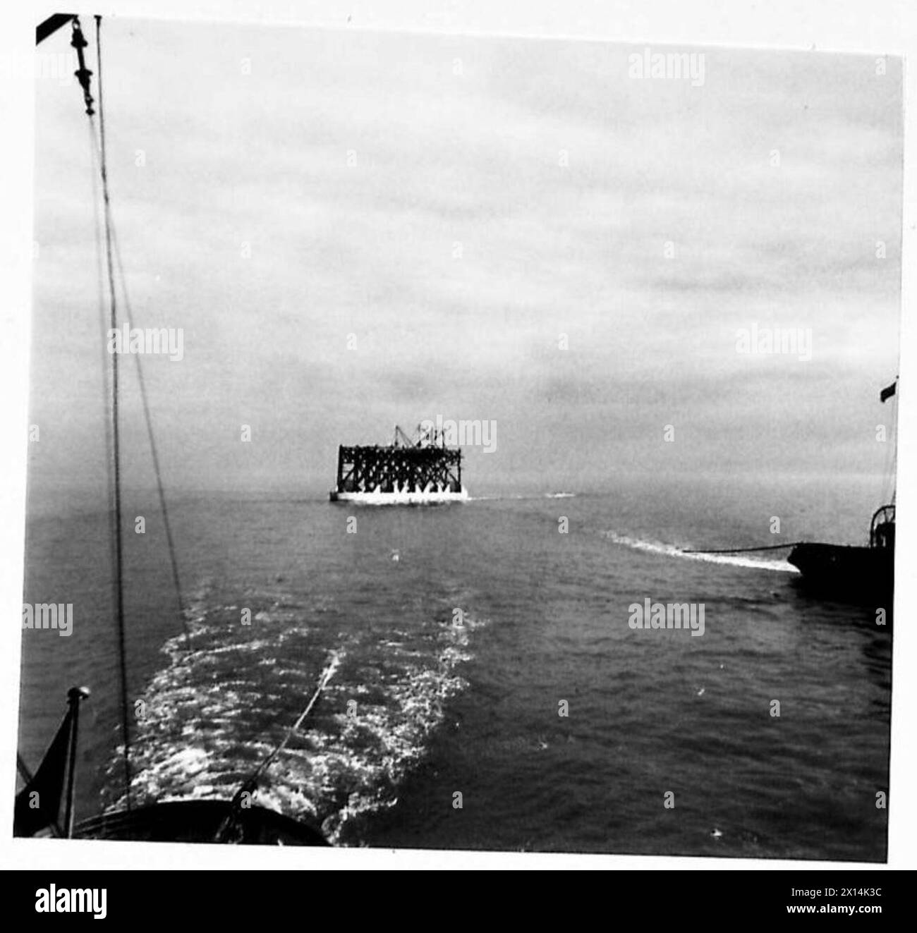 Das Schiff Hippo No.1 wird von Liverpool nach Rig Bay gezogen, als Teil eines Sondereinsatzes der britischen Armee. Stockfoto