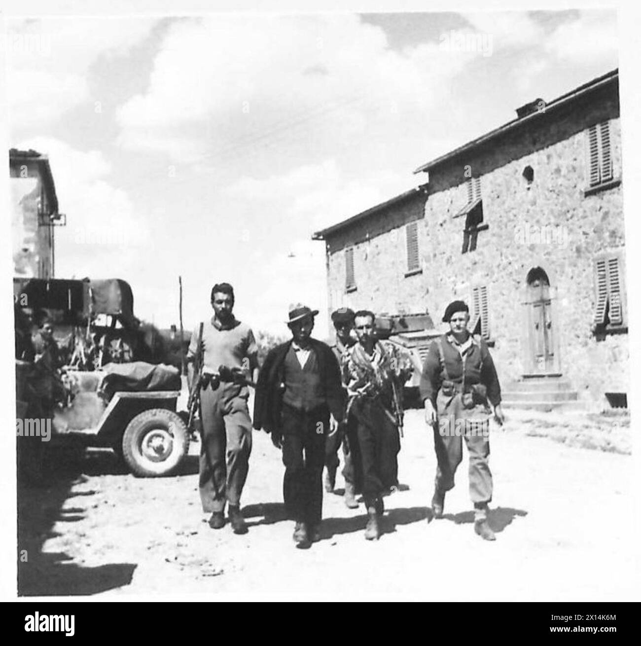 Ein Faschist wurde von einer Partisanenpatrouille während der Operationen der britischen Armee in Nordafrika, Sizilien, Italien, dem Balkan und Österreich zwischen 1942 und 1946 festgenommen. Stockfoto