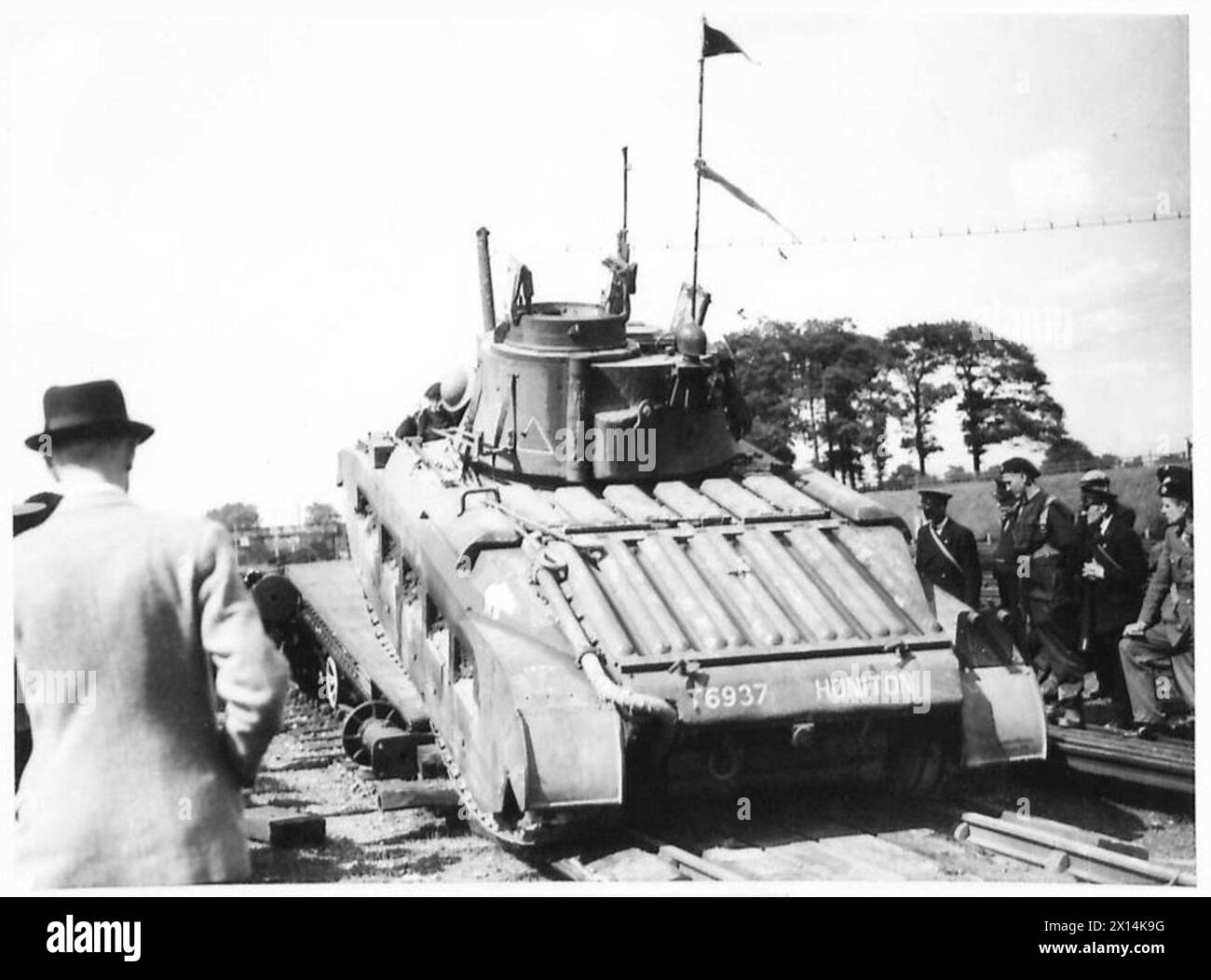Tanks werden mit einem speziellen Schienentanker für den Transport durch die britische Armee auf LKW geladen. Stockfoto