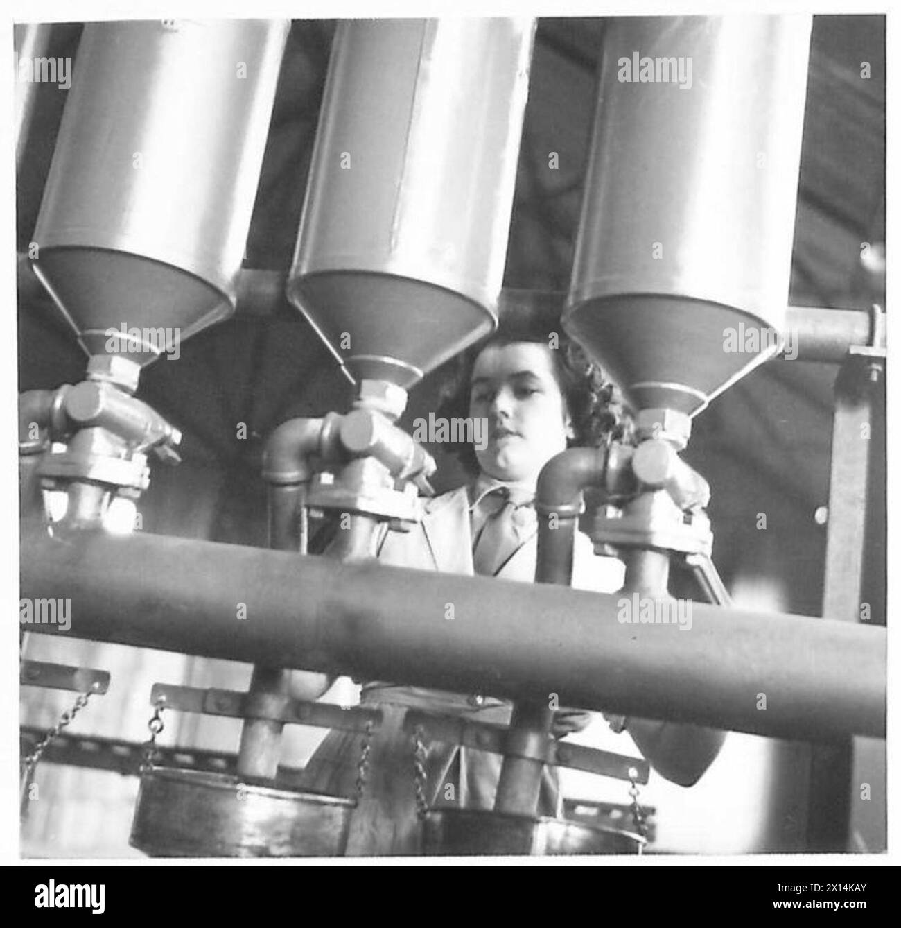 Ein ATS-Mitglied füllt Benzinkanister mit einem halbautomatischen Kraftstoffspender in einem Benzinverteilerzentrum mit der britischen Armee. Stockfoto