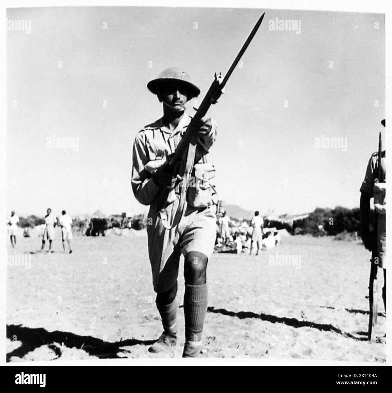 EIN INDISCHES JODHPUR SARDOR-INFANTERIEREGIMENT IN NORDAFRIKA - Eine gute Art indischer Soldaten, die während der Bajonettübung der Britischen Armee gesehen wurden Stockfoto