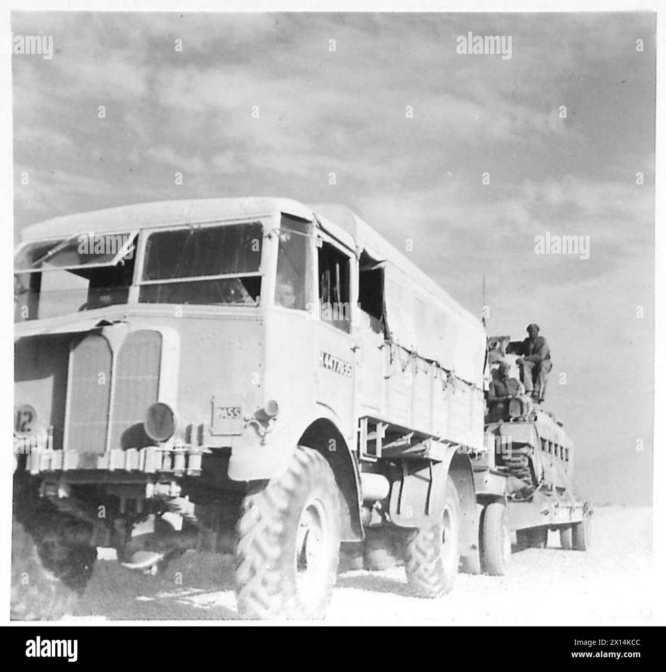 BILDER AUS DER westlichen WÜSTE - Tanks werden auf Transportern in die vorderen Gebiete befördert. Diese Bilder zeigen die Panzer mit ihren Besatzungen auf einer Straße, die zur Schlacht an der britischen Armee führt Stockfoto