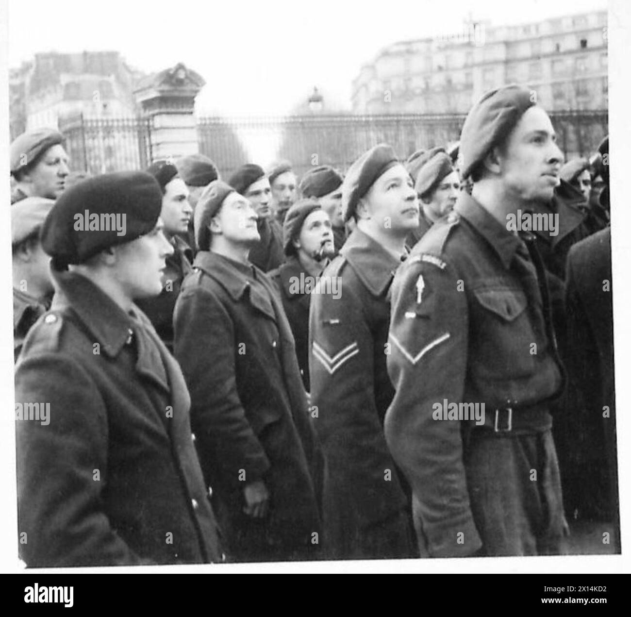 Soldaten der britischen Armee besuchen die Invaliden in Paris und beobachten den Dom, während ein Reiseleiter die Geschichte des Gebäudes erklärt. Stockfoto