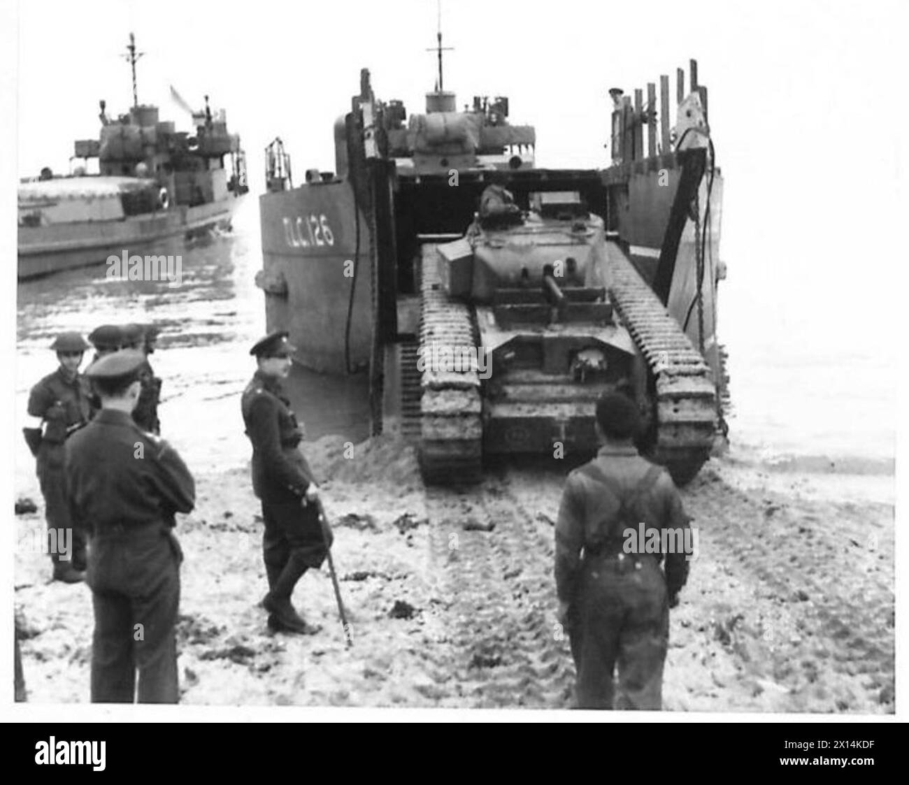 Churchill-Panzer werden an einen Strand gefahren und während militärischer Operationen auf Panzerlandeboote geladen, um amphibische Angriffsverfahren zu veranschaulichen. Stockfoto