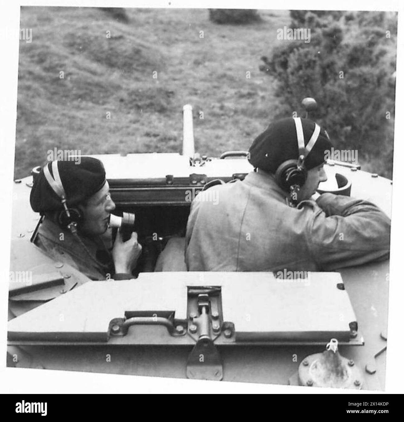 DIE POLNISCHE ARMEE IN GROSSBRITANNIEN, 1940-1947 – zwei Besatzungsmitglieder eines Panzers Valentine Mark III des 2. Bataillons, 1. Panzerregiment (1. Polnisches Korps), die während der Übung am 21. August 1941 einen Radioapparat in einem Turm benutzten. Foto, aufgenommen während des Besuchs von General Alan Brooke beim schottischen Kommando polnische Armee, polnische Streitkräfte im Westen, 1. Korps, polnische Streitkräfte im Westen, 1. Korps, 1. Panzerregiment, polnische Streitkräfte im Westen, 1. Korps, 16. Panzerbrigade, polnische Streitkräfte im Westen, 1. Korps, 16. unabhängige Panzerbrigade, polnische Streitkräfte im Westen, 1. Korps, 16. T Stockfoto