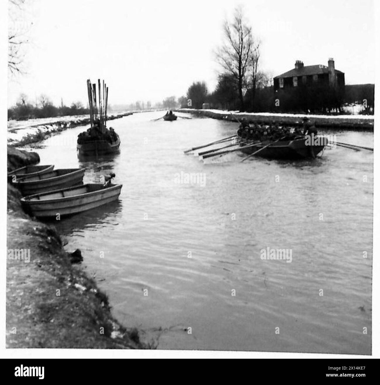 Truppen, die an der Combined Operations School trainiert werden, um Angriffsboote der British Army zu bedienen und zu manövrieren. Stockfoto