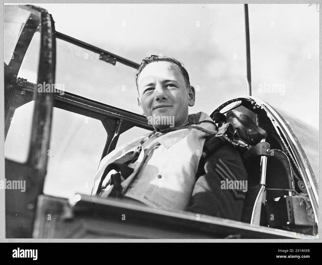 PILOTEN EINES KOMMANDOGESCHWADERS für die ZUSAMMENARBEIT DER ARMEE - ein Pilot der Zusammenarbeit in seinem Flugzeug - Sergeant Jack Clifford Cox von der Bristol Royal Air Force Stockfoto