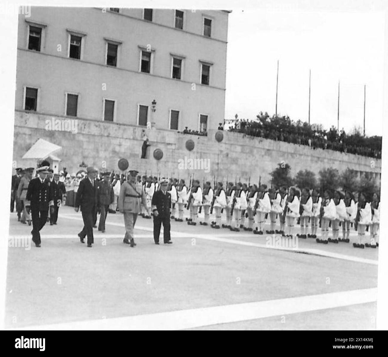 General Wilson, Admiral Cunningham und M. Papandreou werden gezeigt, wie sie an der griechischen Evzones-Wache in Griechenland vorbeilaufen, nachdem sie Kränze gelegt haben. Stockfoto General Wilson, Admiral Cunningham und M. Papandreou werden gezeigt, wie sie an der griechischen Evzones-Wache in Griechenland vorbeilaufen, nachdem sie Kränze gelegt haben. Stockfoto