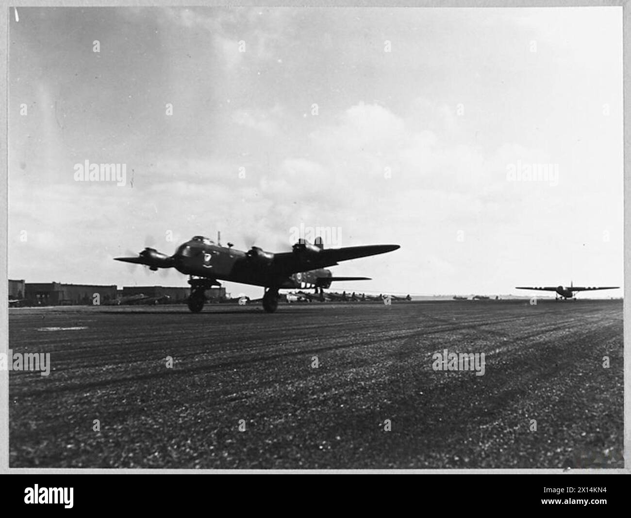 DIE BRITISCHE LUFTLANDEDIVISION BEI ARNHEM UND OOSTERBEEK IN HOLLAND - bei RAF Harwell, Oxfordshire, wird einer der britischen Fluggeschwindigkeitssegler Horsa von einem kurzen Stirling der No 295 Squadron RAF abgeschleppt Stockfoto