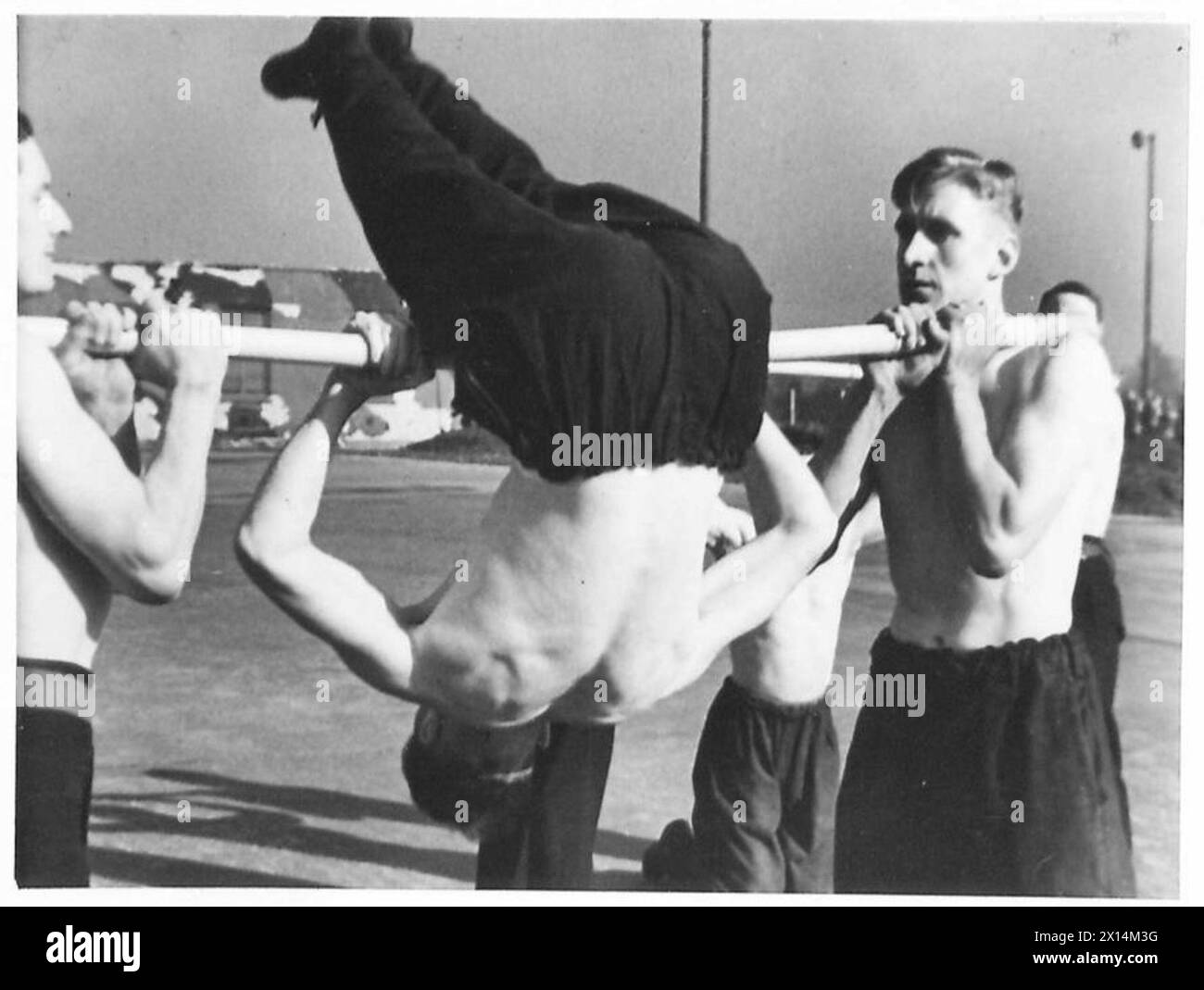 Fallschirmtruppen führen während des Trainings körperliche Übungen durch, um die für die operativen Aufgaben erforderliche Fitness zu erhalten. Stockfoto