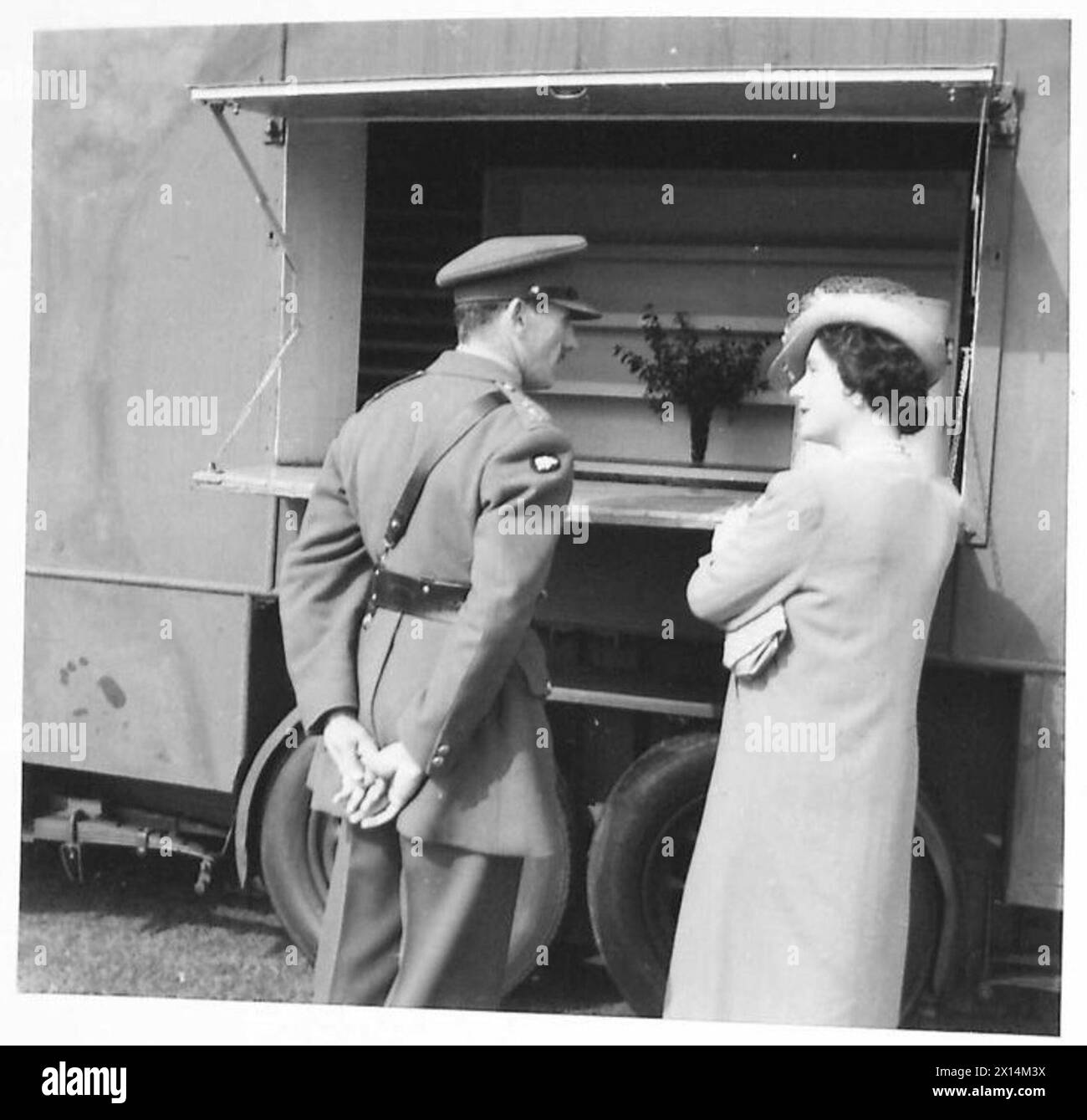 DIE KÖNIGIN INSPIZIERT die BUCHTEN DER KÖNIGIN, zusammen mit dem Oberst, eine mobile Kantine der britischen Armee Stockfoto