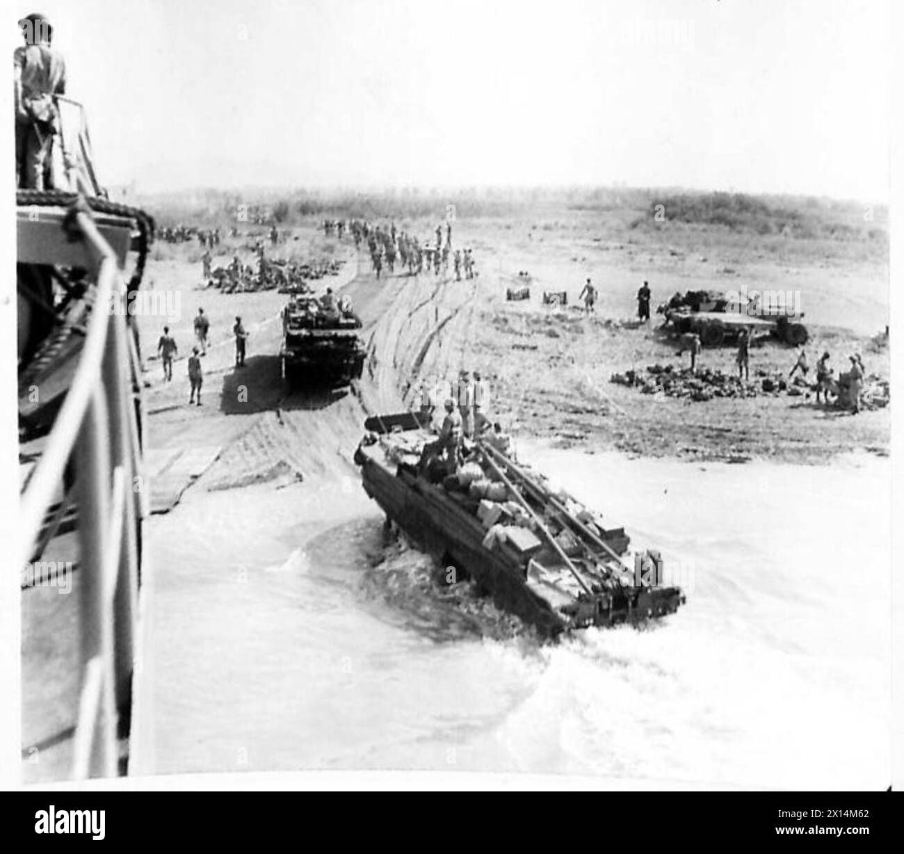 Allgemeine Ansicht eines Strandes in der Bucht Salerno südlich von Neapel als Landungsboote der 5. Armee während der Invasion Italiens, der britischen Armee, Männer und Material entladen. Stockfoto Allgemeine Ansicht eines Strandes in der Bucht Salerno südlich von Neapel als Landungsboote der 5. Armee während der Invasion Italiens, der britischen Armee, Männer und Material entladen. Stockfoto