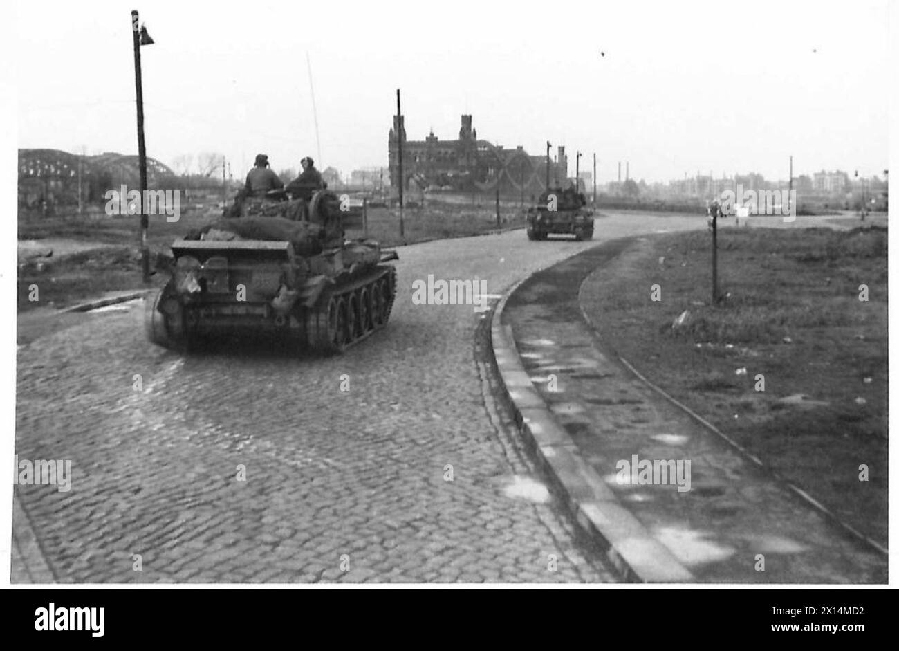Die Panzerung der britischen Armee überquert die Elbbrücke, um bei Operationen in Nordwesteuropa, 21. Armeegruppe, nach Hamburg einzudringen. Fotografisches negativ. Stockfoto