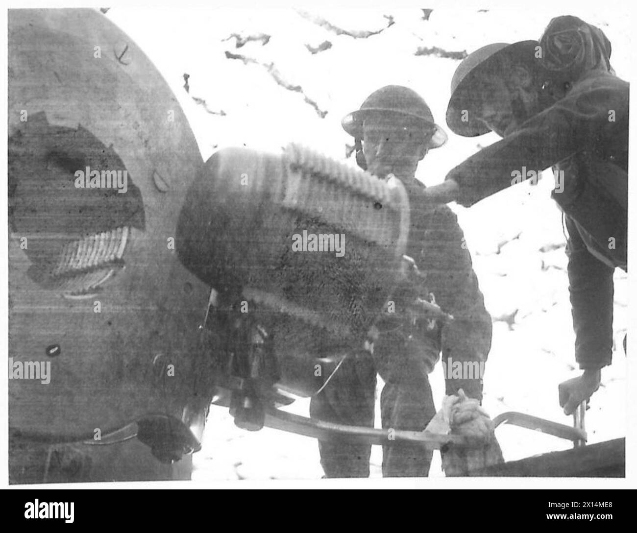 Eine Kanone auf der Themse hat ihre Öffnung offen, die für das Laden von Granaten und Sprengladungen während der Operationen der British Army vorbereitet ist. Stockfoto