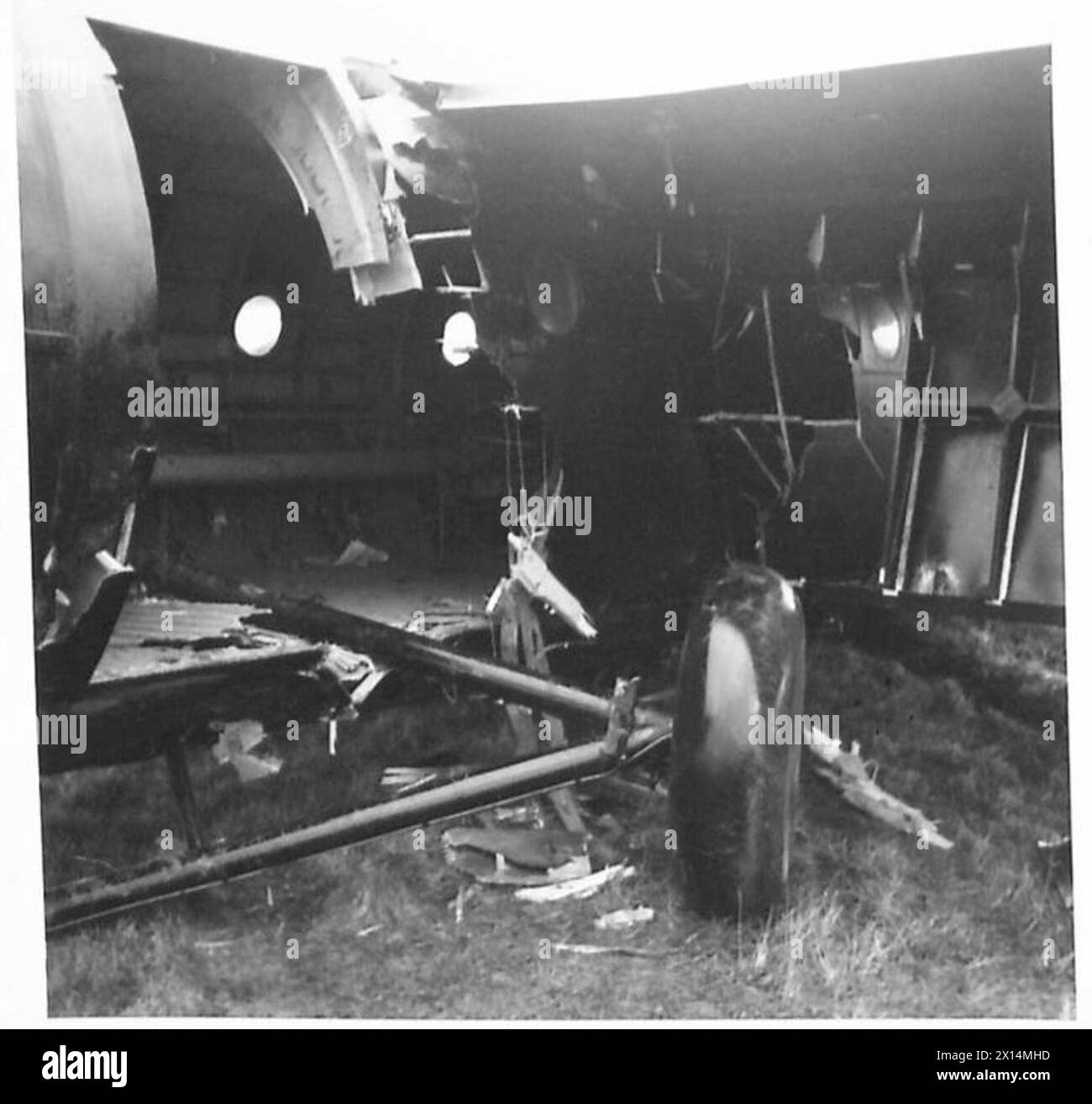 Nach einem Unfall, bei dem ein Parlamentsabgeordneter verletzt wurde, wird ein beschädigter Segelflugzeug gezeigt. Stockfoto
