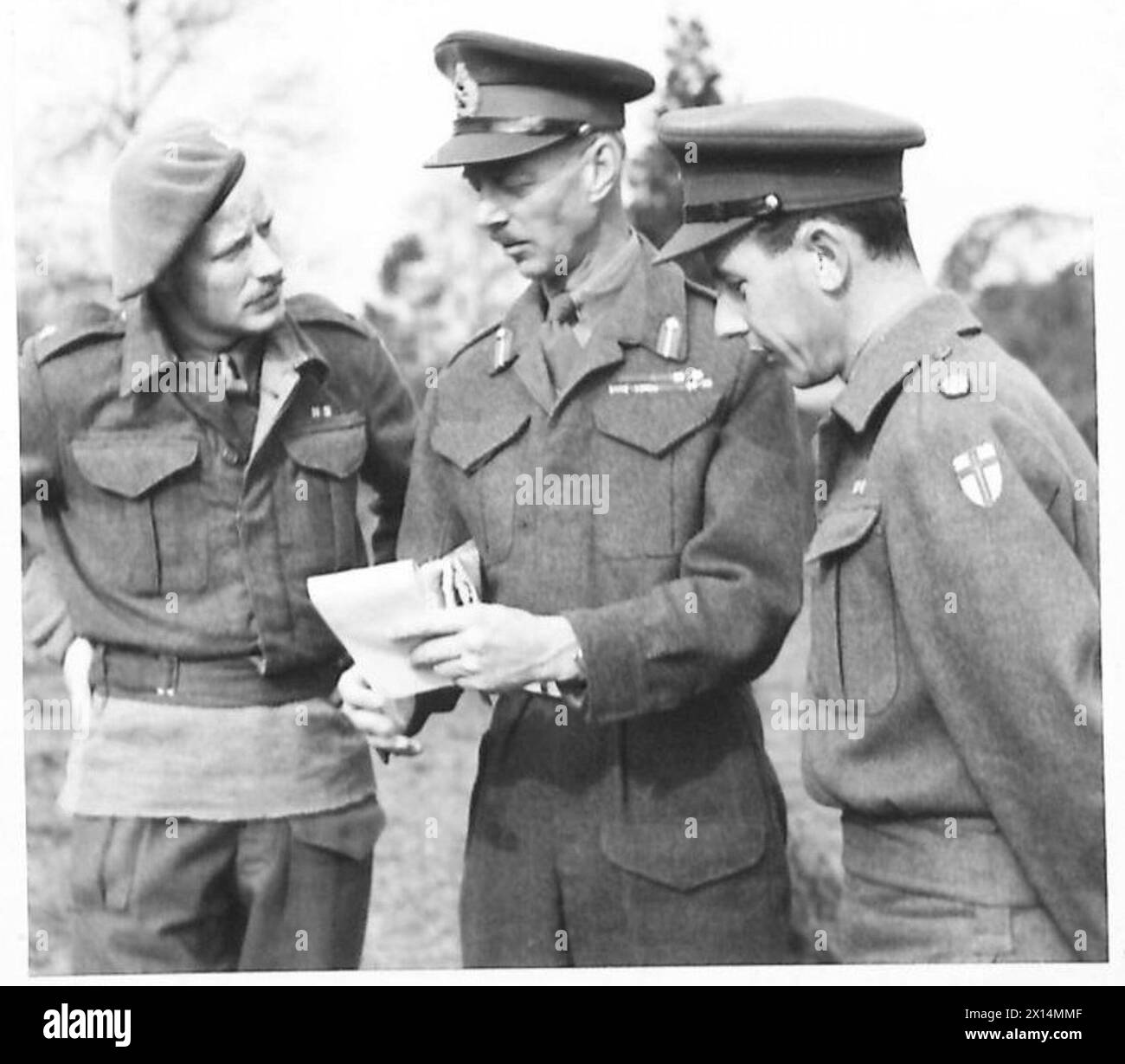 GENERALLEUTNANT M.C. DEMPSEY - Generalleutnant M.C. Dempsey im Gespräch mit Major R. Marrison und Major R. H. Priestly British Army Stockfoto