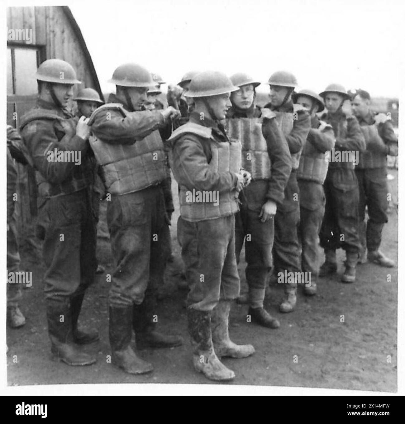 DIE ARMEE GEHT AUFS WASSER und zieht ihre Schwimmwesten an - nur für alle Fälle! , Britische Armee Stockfoto